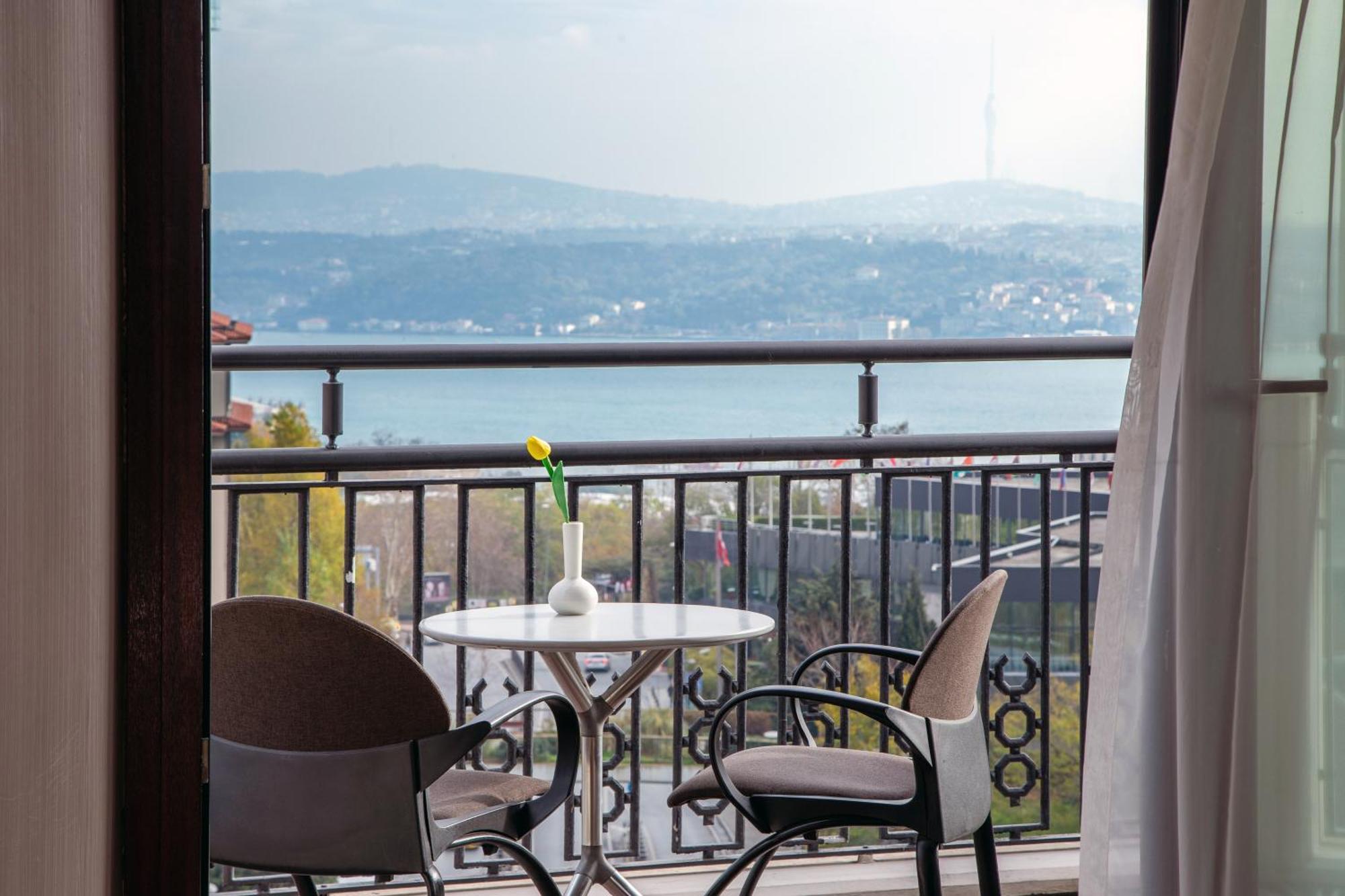 Executive Senior Suite Kitchenette & Lounge Access
