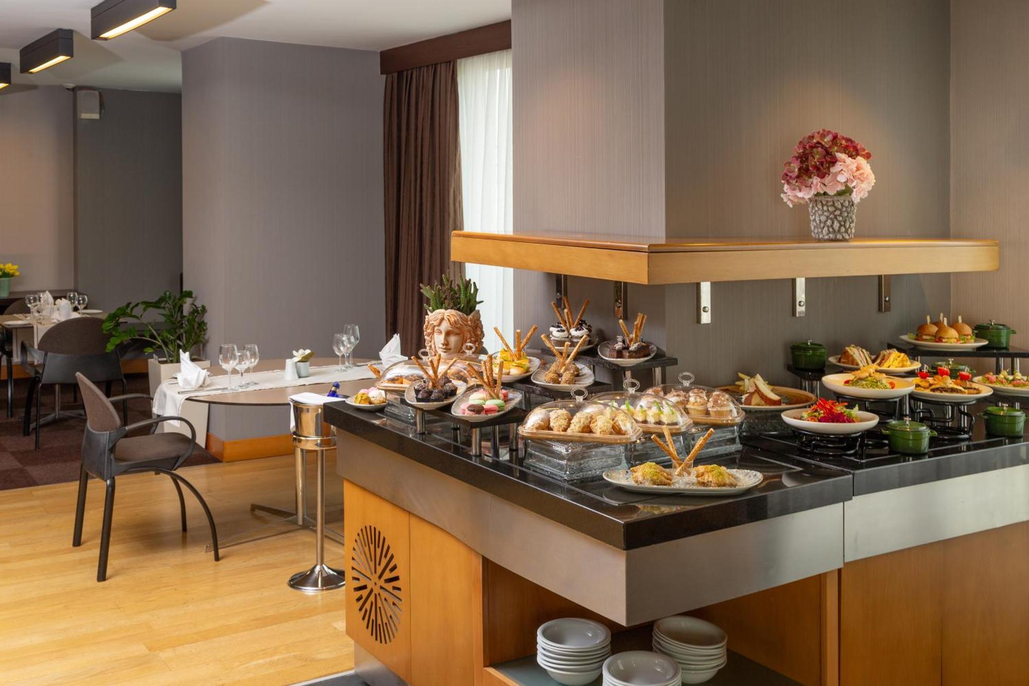 Executive Senior Suite Kitchenette & Lounge Access