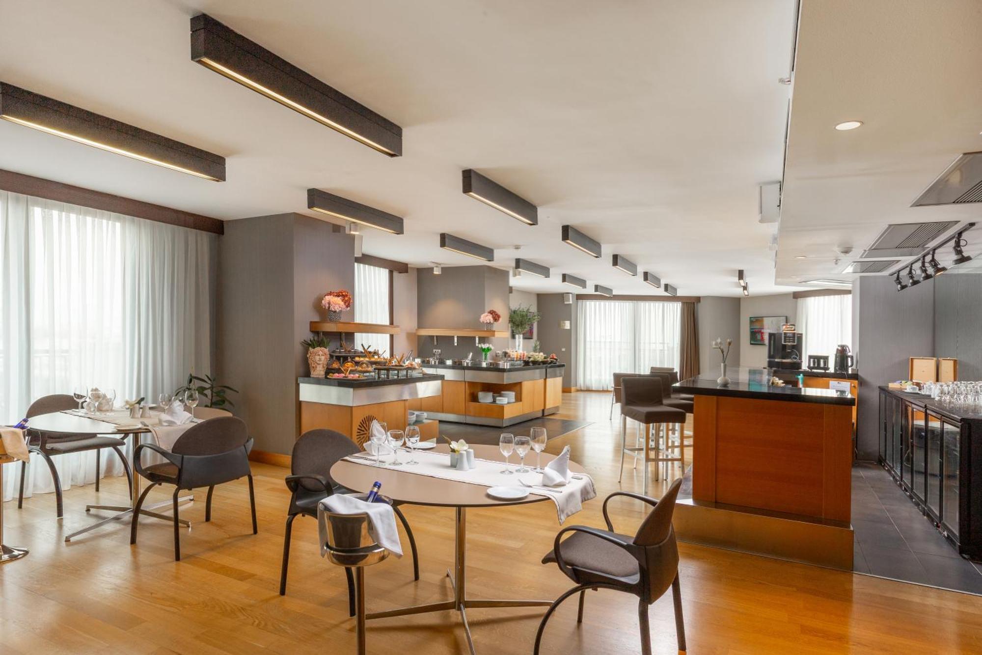 Executive Senior Suite Kitchenette & Lounge Access