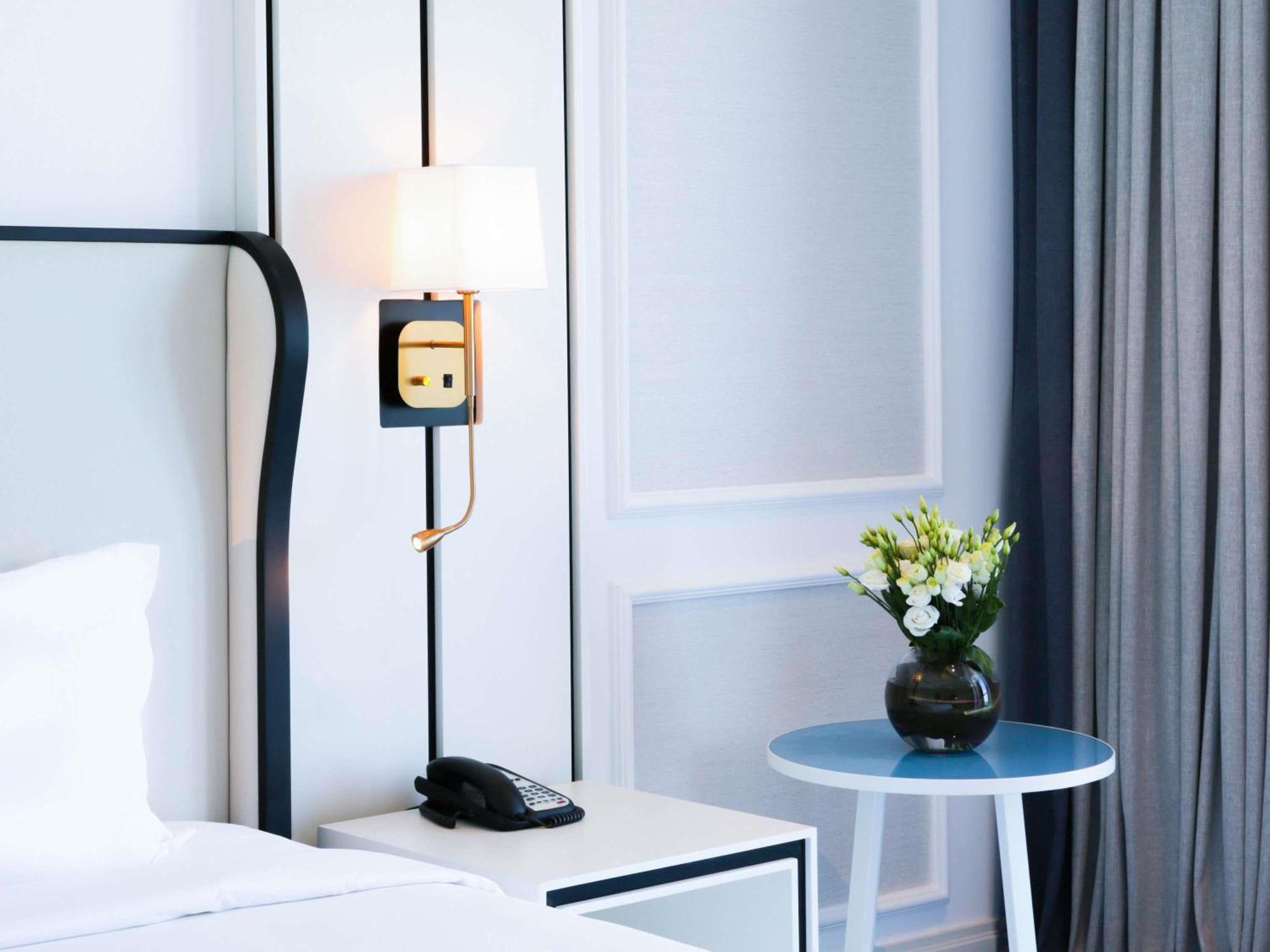 Chambre Lit King-Size Club de Luxe - Vue Partielle sur Mer - Accès au Club