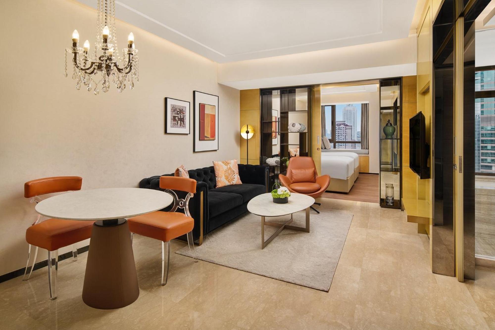 One-Bedroom Twin Suite with Dining Area and Kitchenette