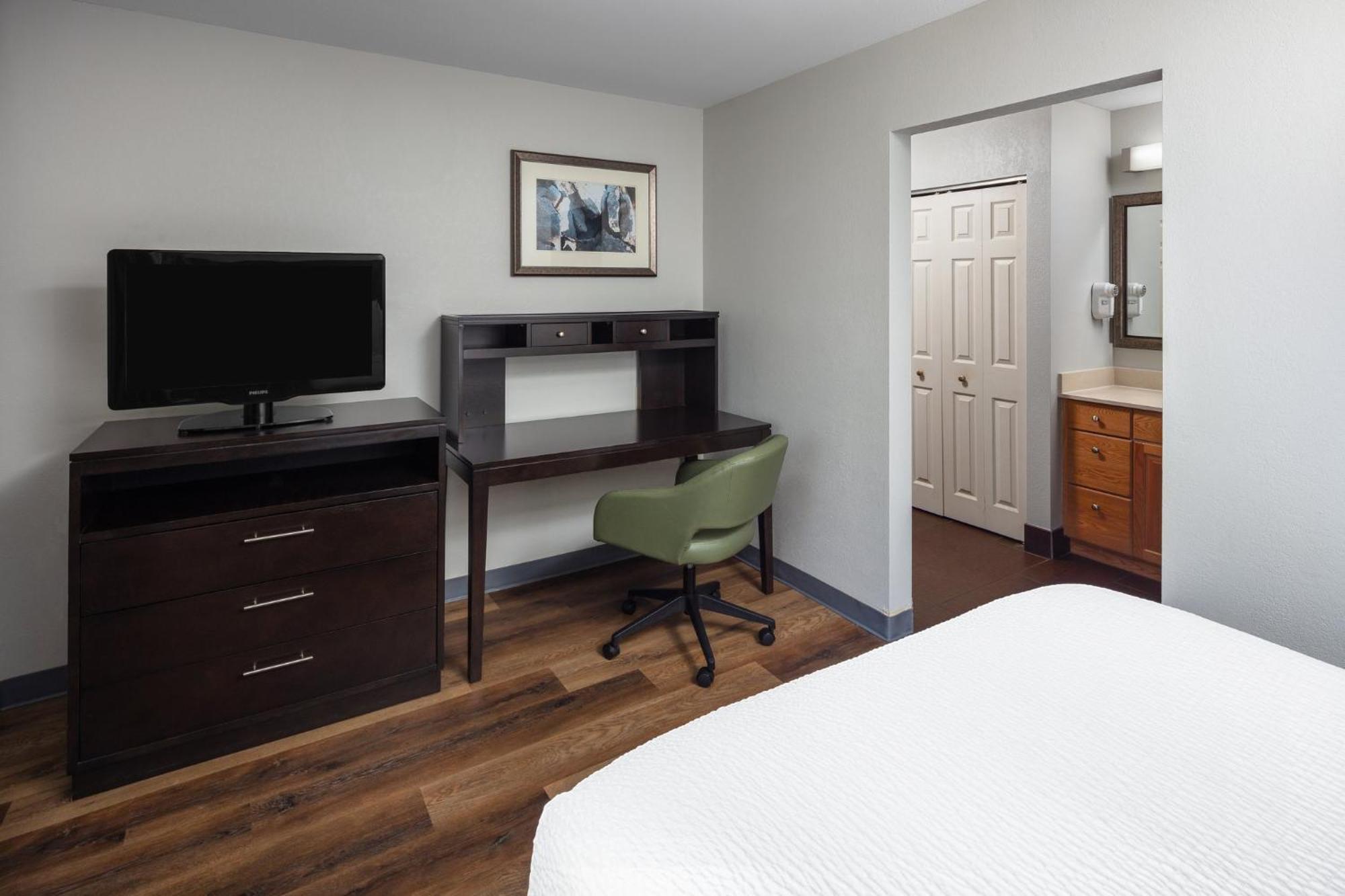 One-Bedroom Queen Suite - Non-Smoking