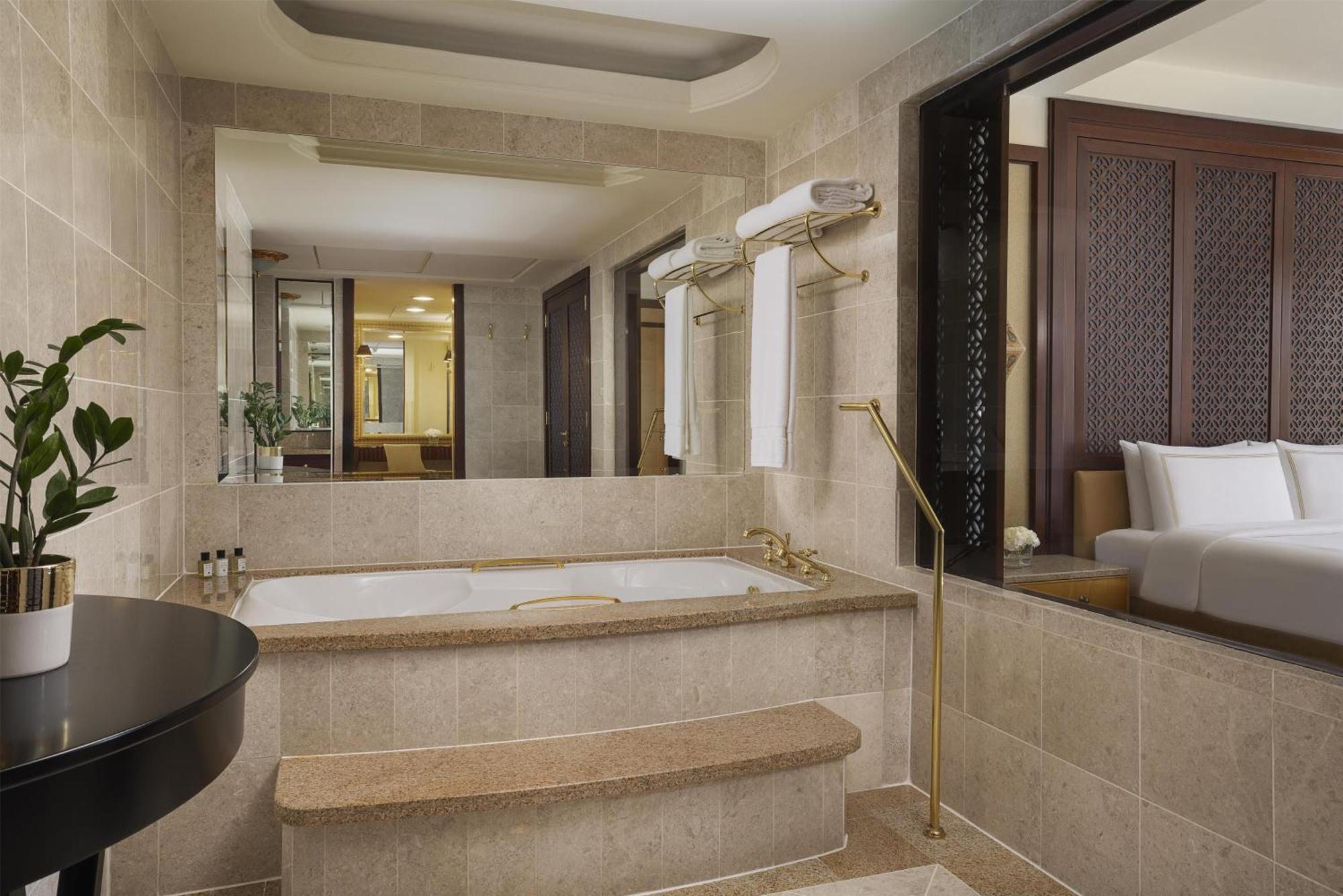 One-Bedroom Deluxe King Suite Sea View