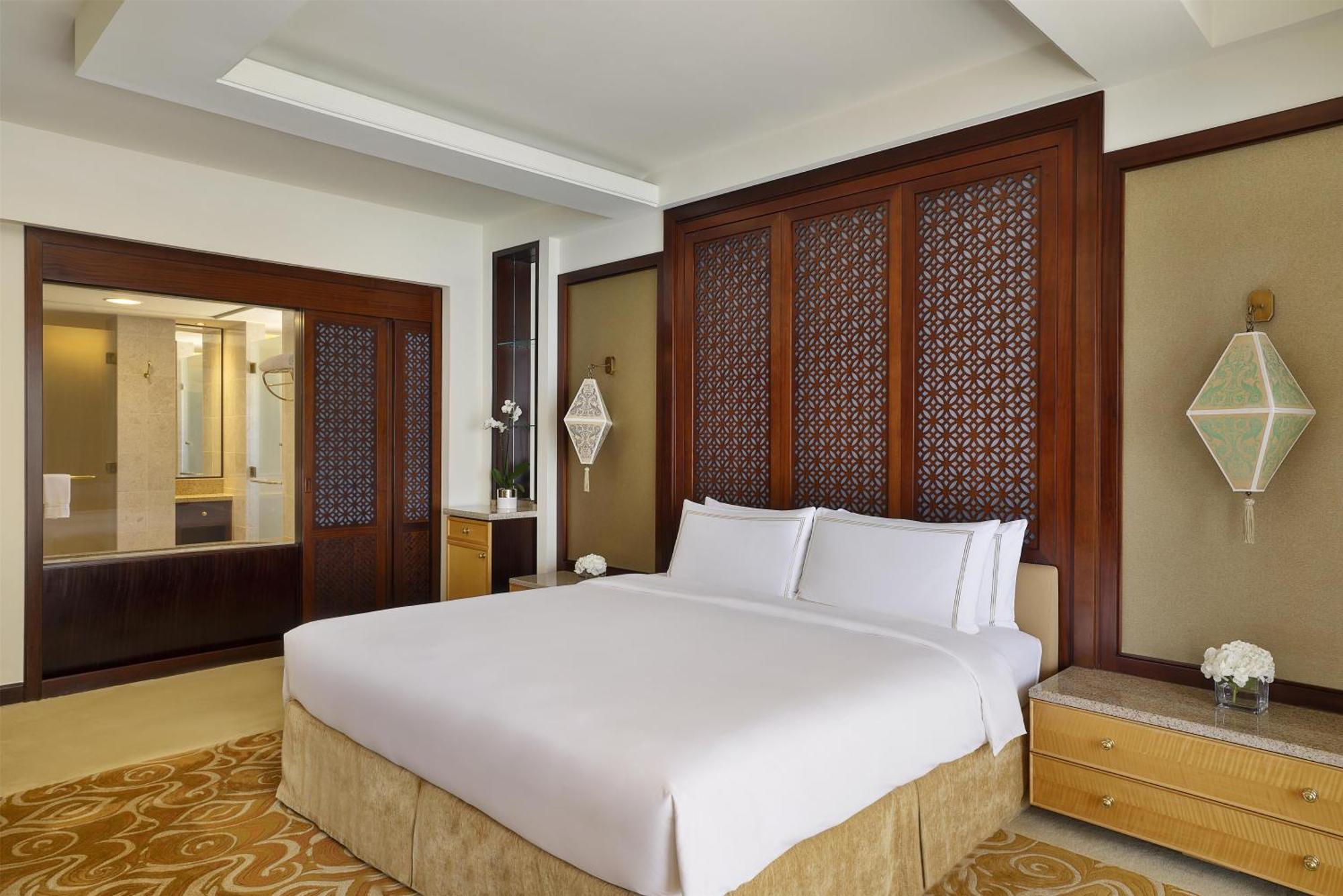 One-Bedroom King Suite Sea View