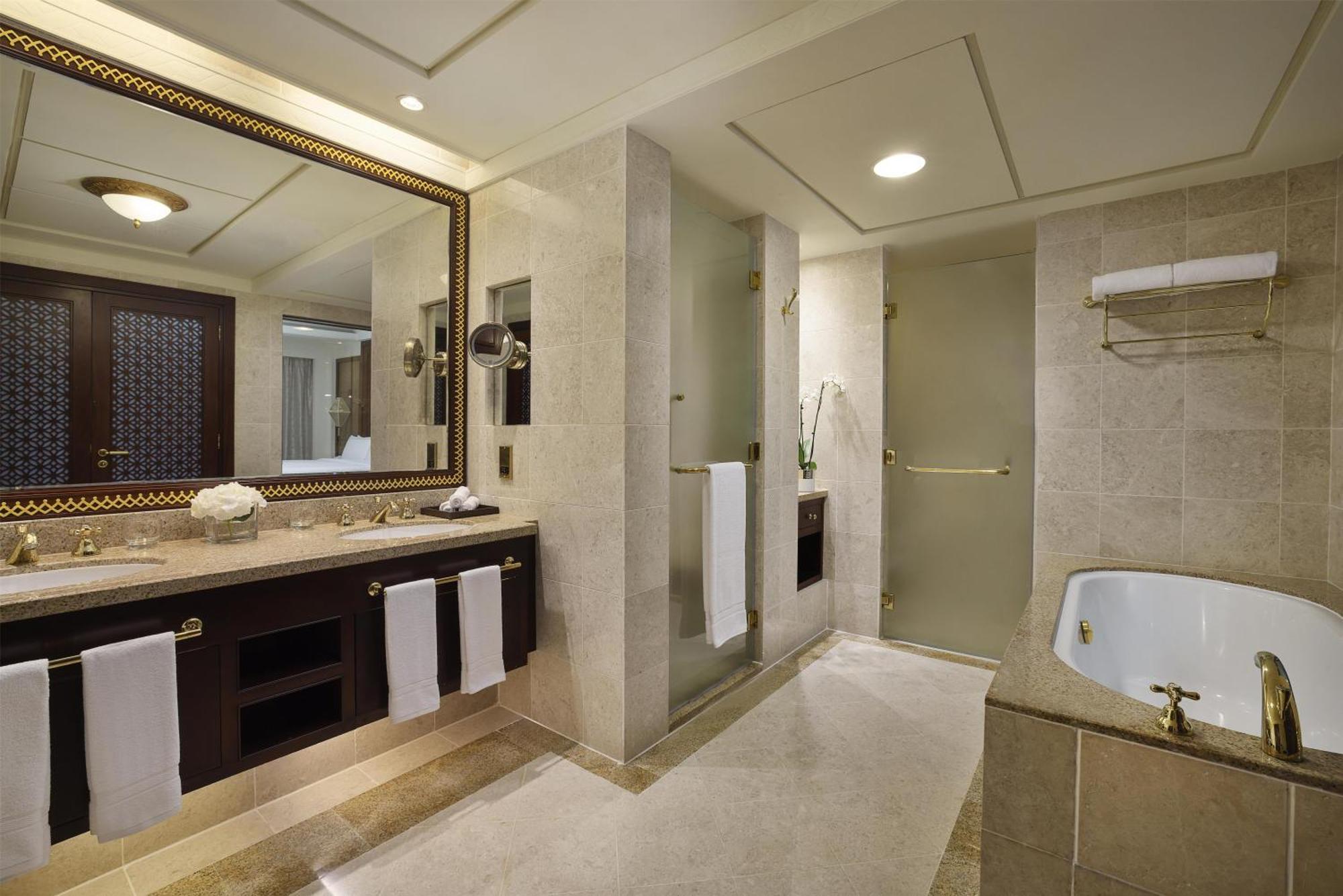 One-Bedroom King Suite Sea View