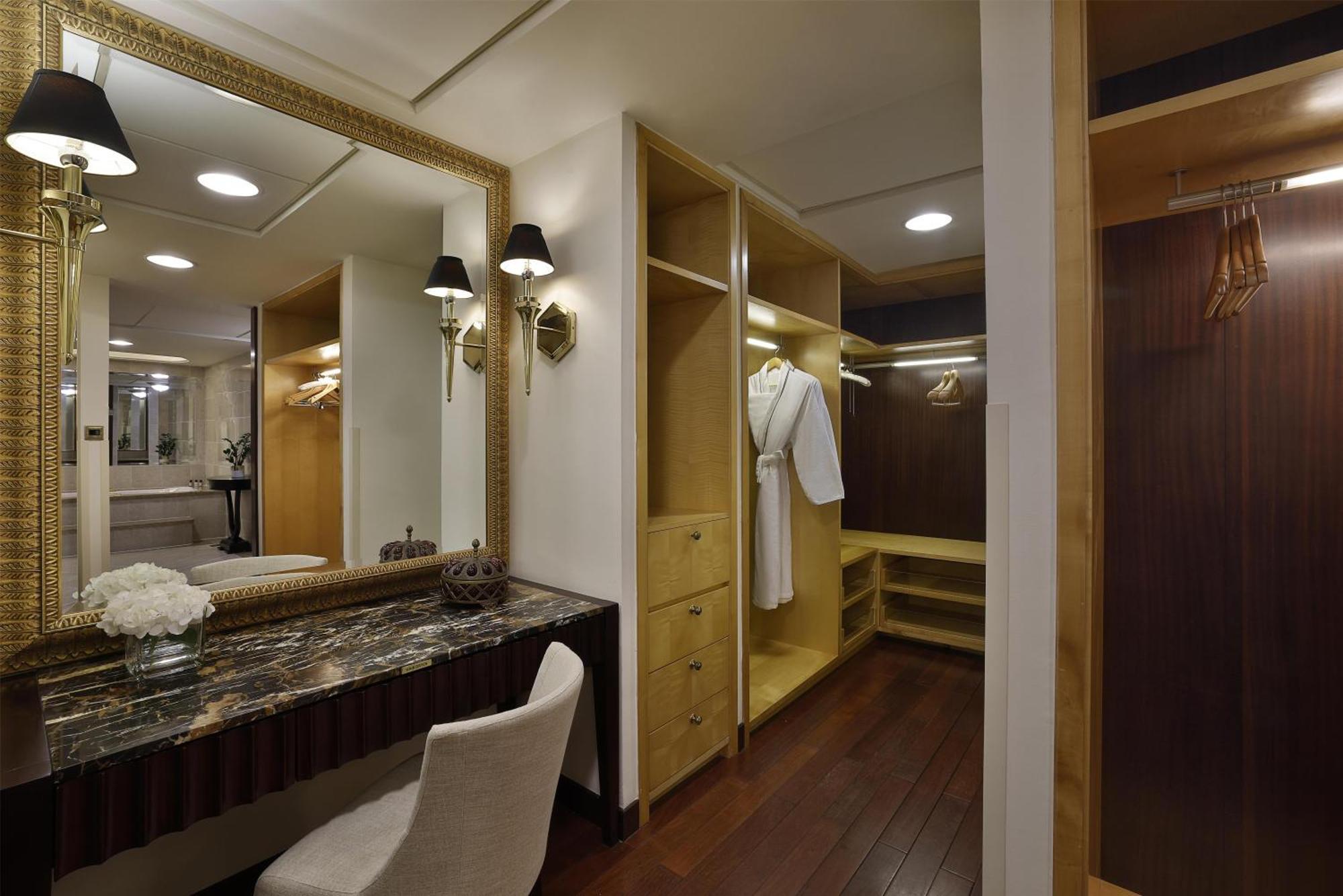 One-Bedroom Deluxe King Suite Sea View