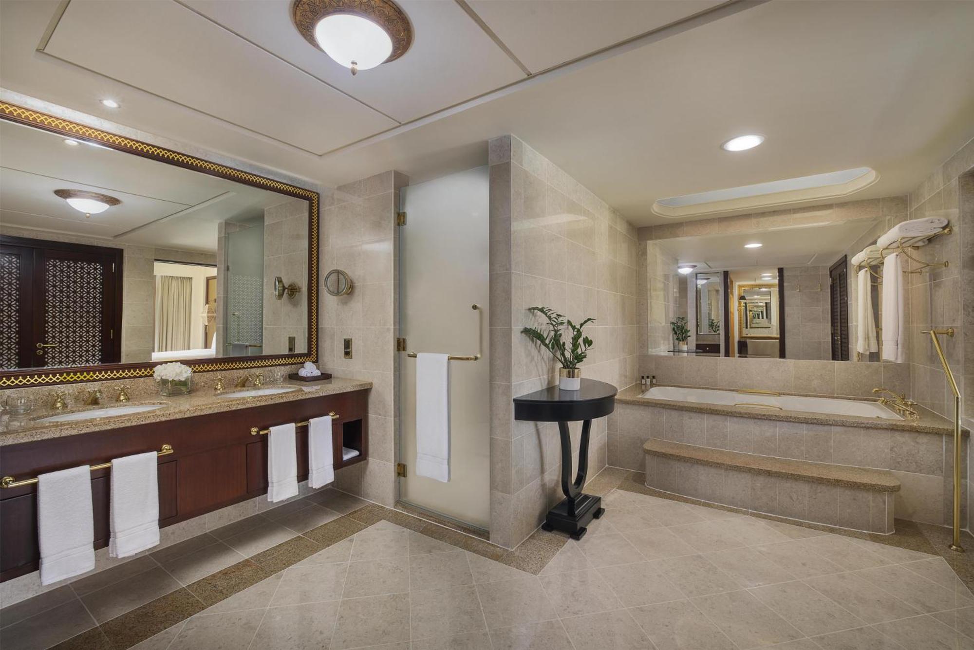 One-Bedroom Deluxe King Suite Sea View