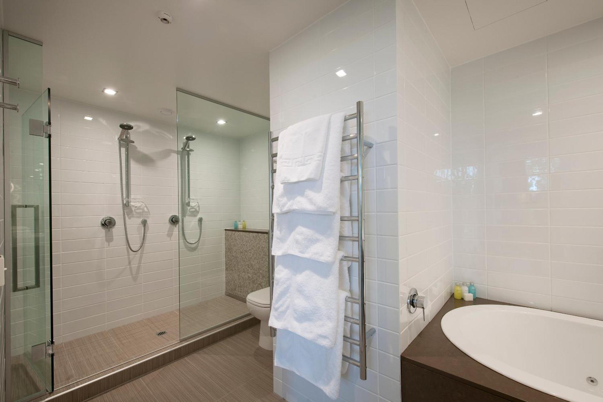Luxury Suite Spa Bath,695931951:JPEG