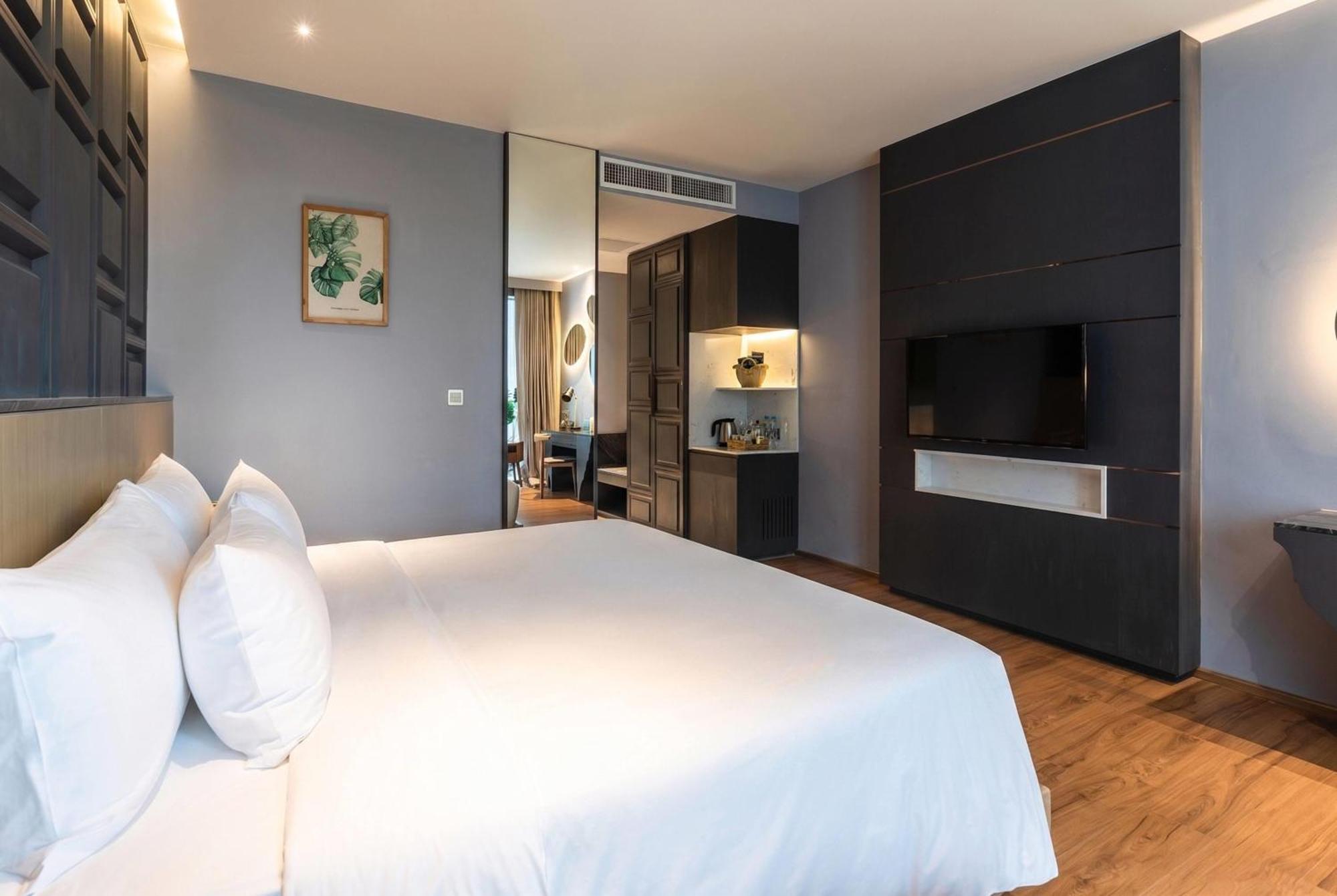 Chambre Lit King-Size de Luxe avec Vue sur la Piscine - Non-Fumeurs