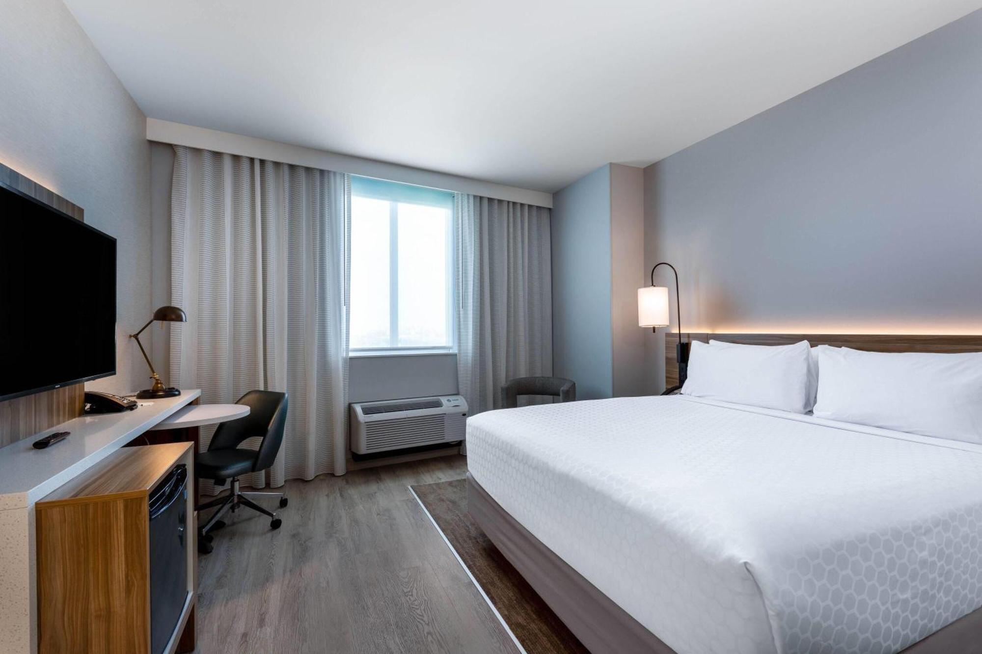 One-Bedroom King Suite - Mobility/Hearing Accessible - Non-Smoking