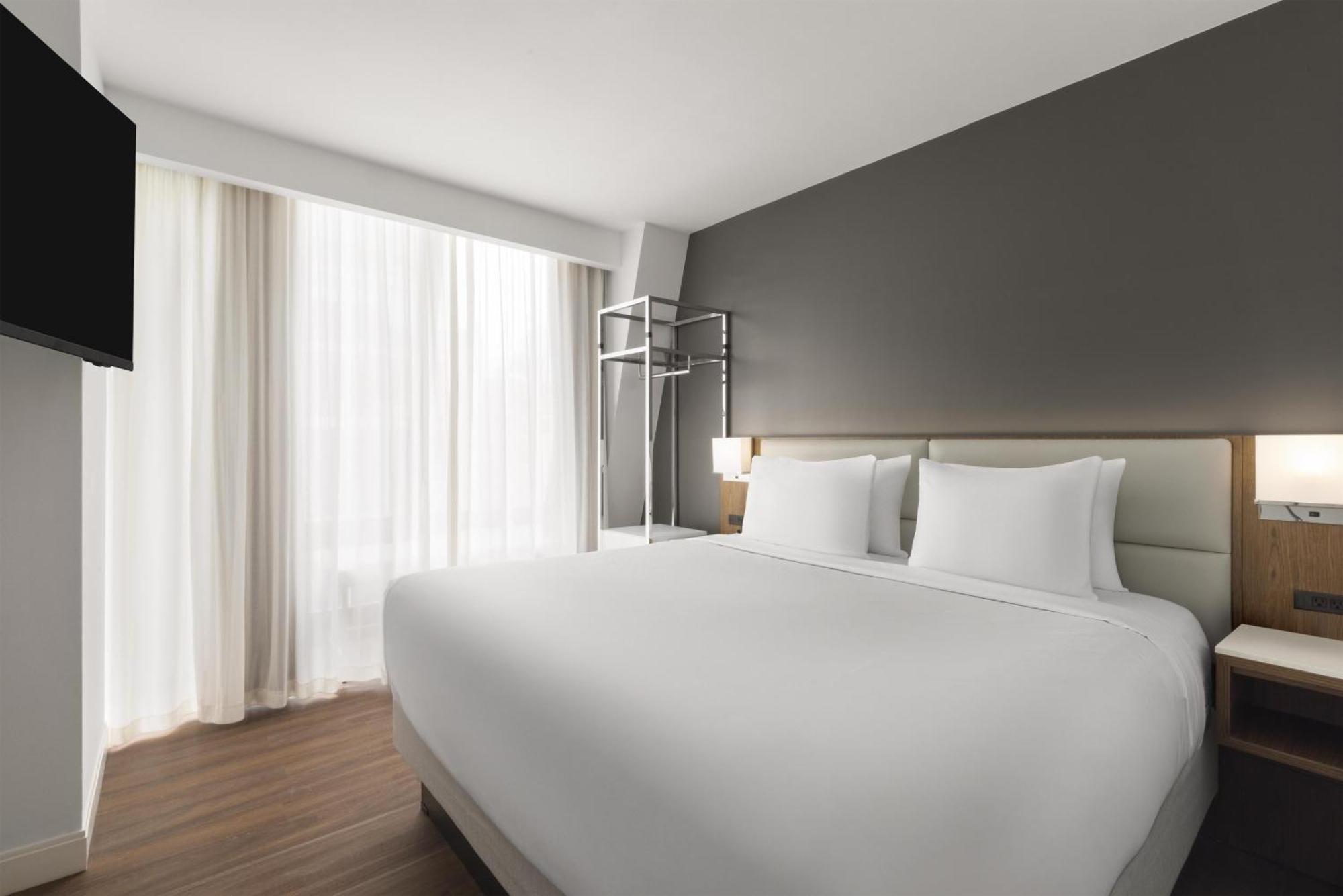 Suite con cama extragrande, bañera y sofá cama - Adaptada para personas con discapacidad - No fumadores