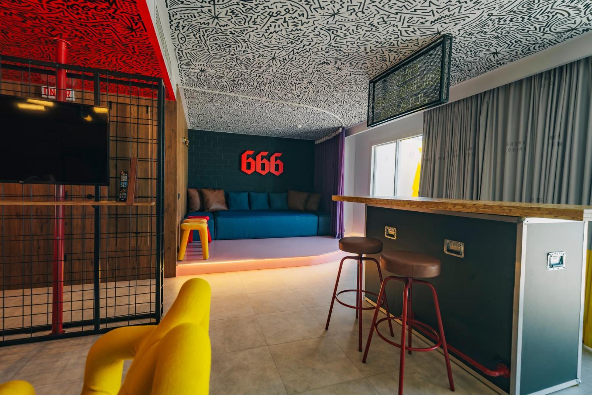 Suite 666 Pool View