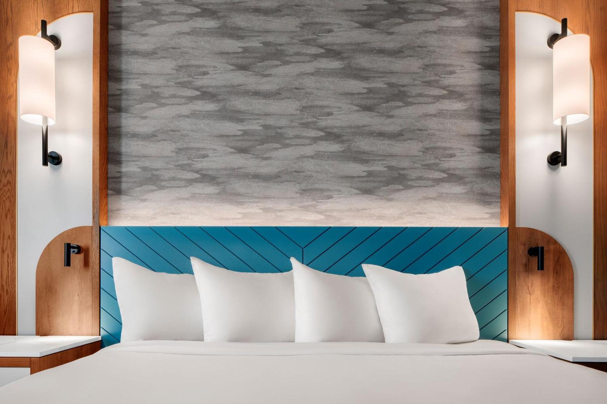 Valley Deluxe Room 1 King Newly Renovated
