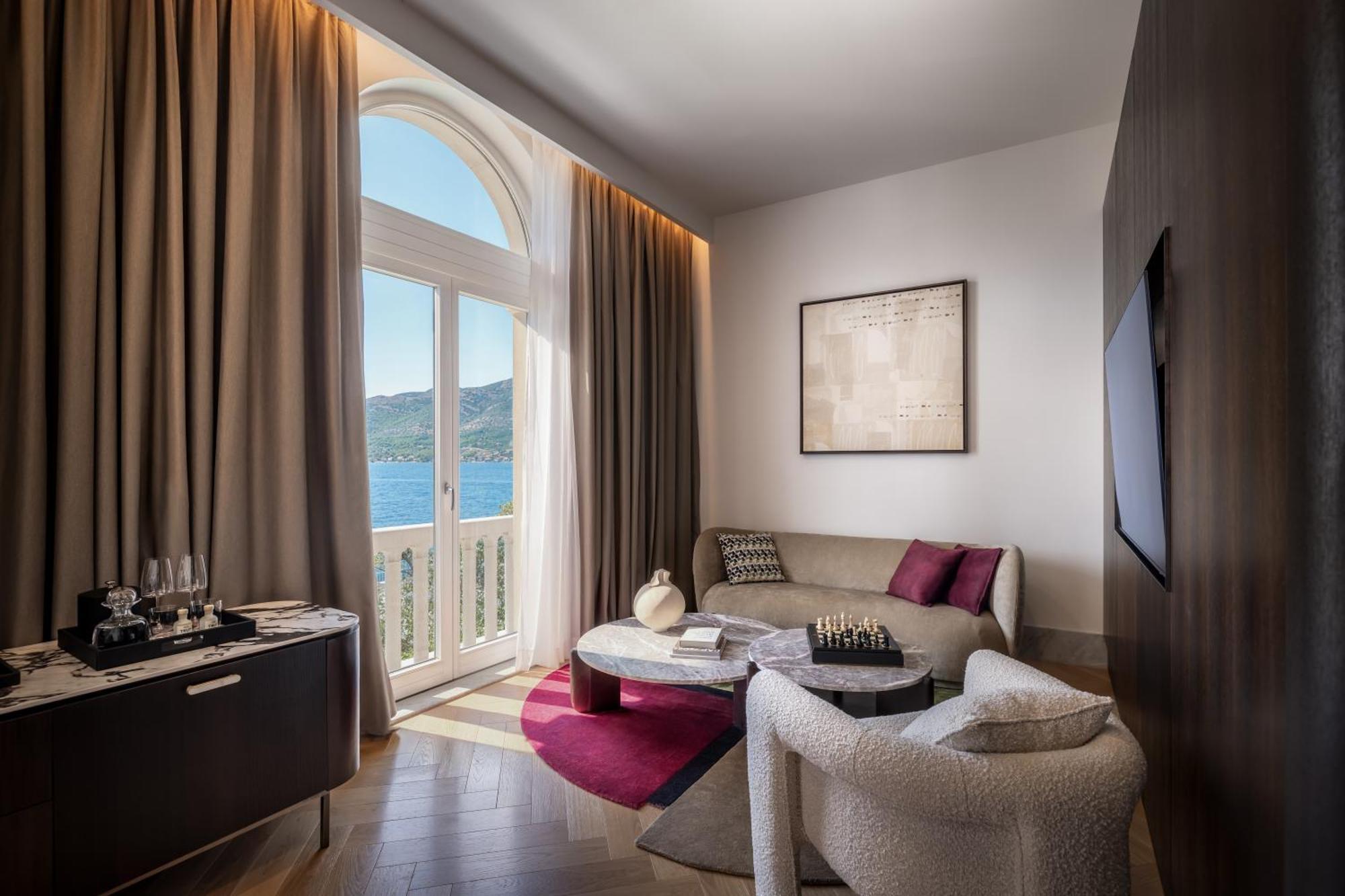 Luxury Suite with Sea View and Balcony