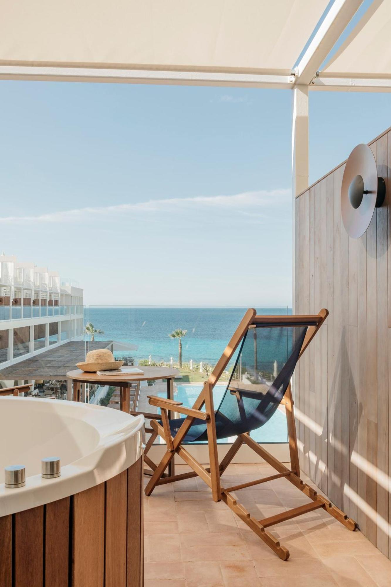 Suite Junior con terraza con bañera y vistas al mar