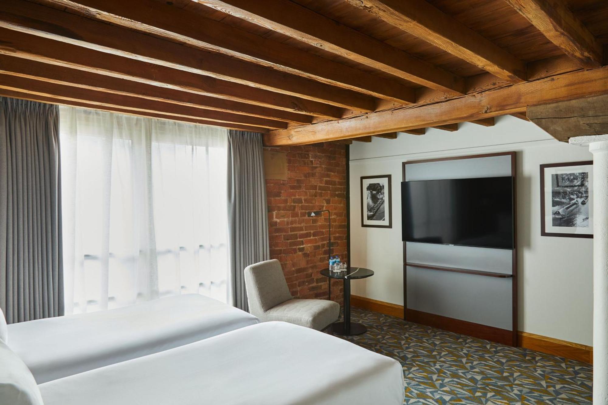 Quarto com 2 Camas de Solteiro