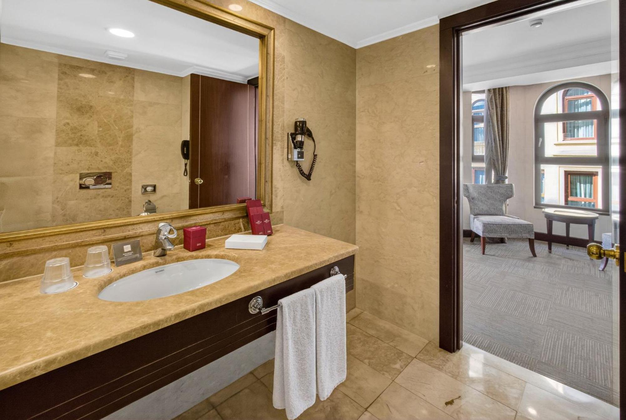 Club Twin Room Club Lounge Access