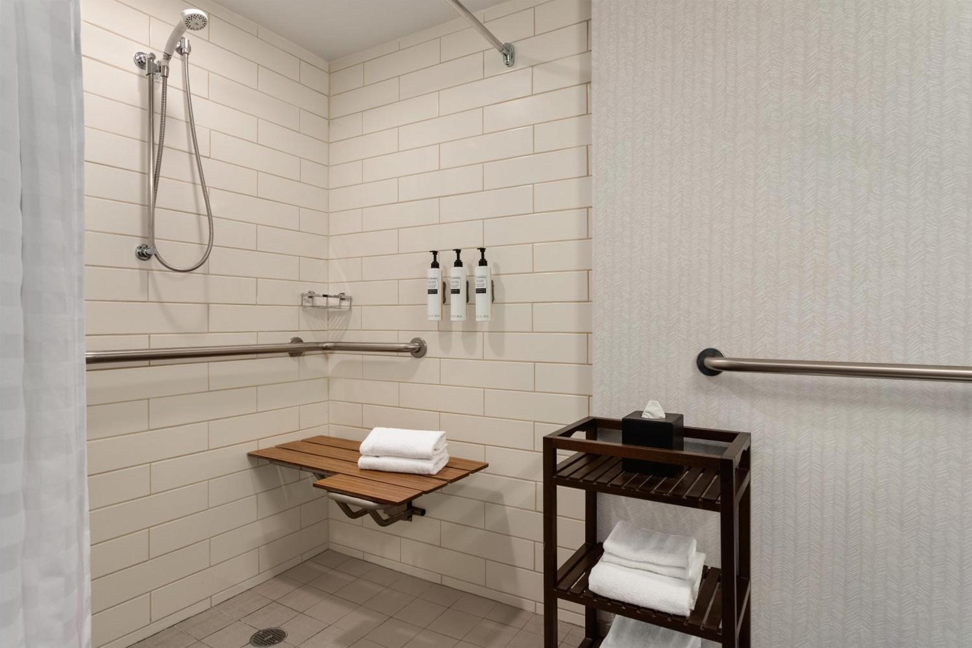 Suite con cama extragrande y ducha accesible en silla de ruedas - Adaptada para personas con movilidad reducida