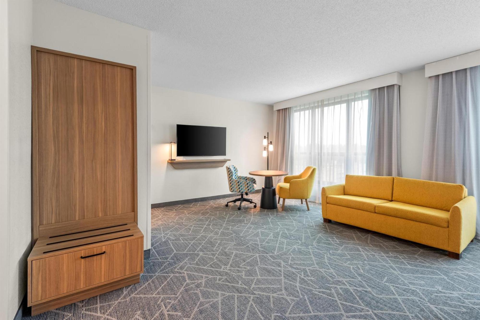 King Studio Suite with Sofa Bed - Non-Smoking