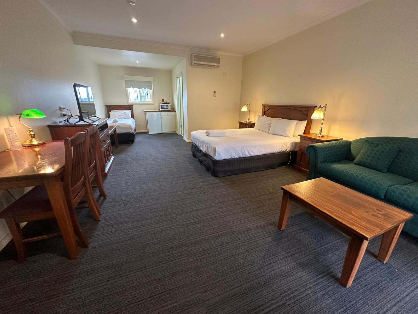 Executive Queen and Single with Spa