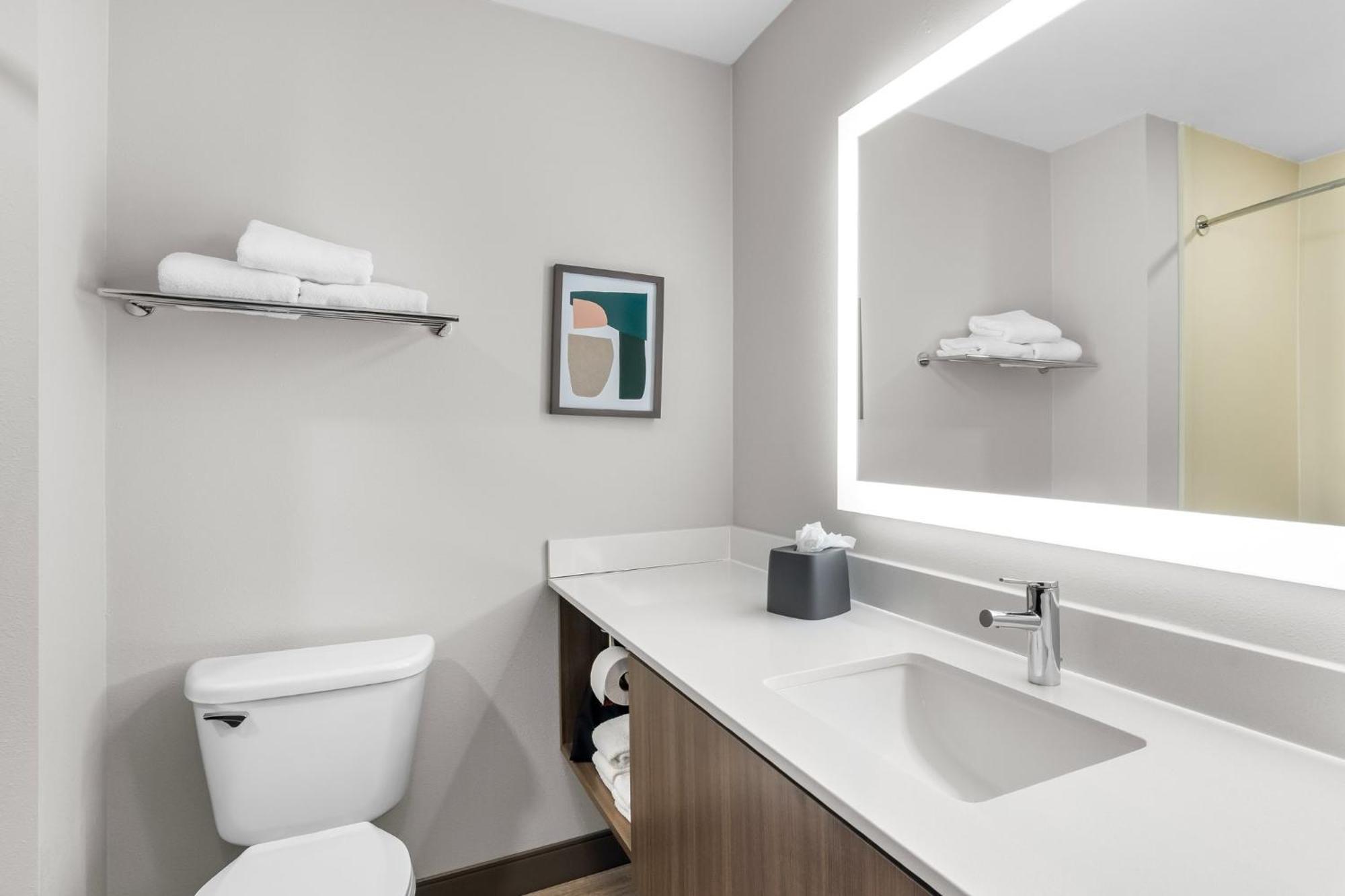 King Suite with Spa Bath - Non-Smoking
