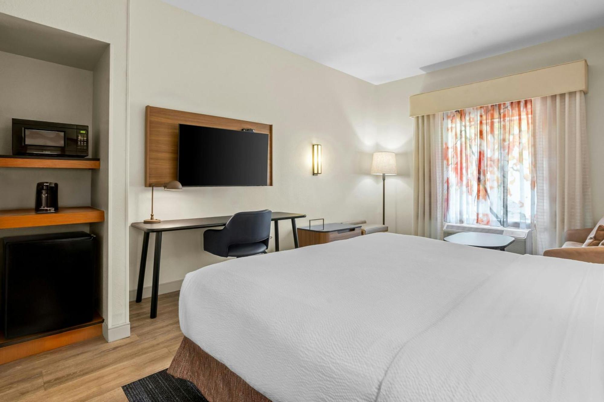 King Room with Roll-In Shower - Mobility Accessible