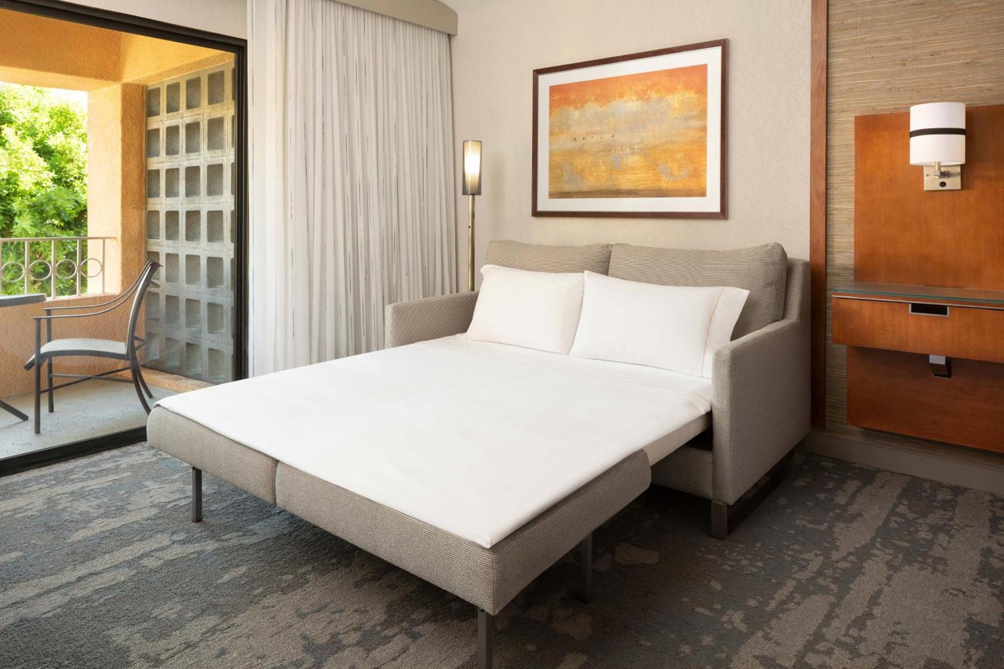 High Floor King, Guest room, 1 King, Limited view, Balcony
