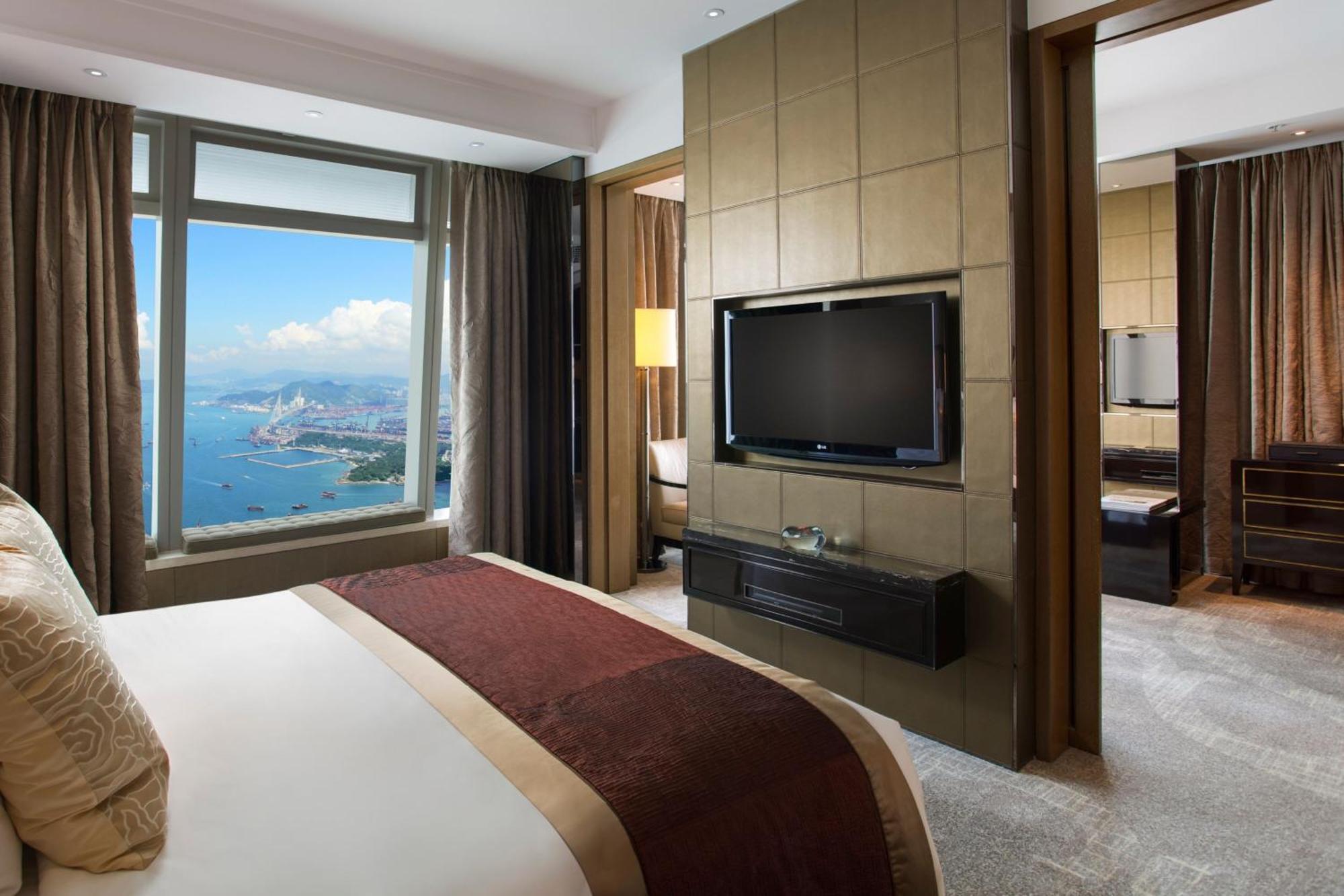 One-Bedroom Family King Suite with Club Level and Sea View