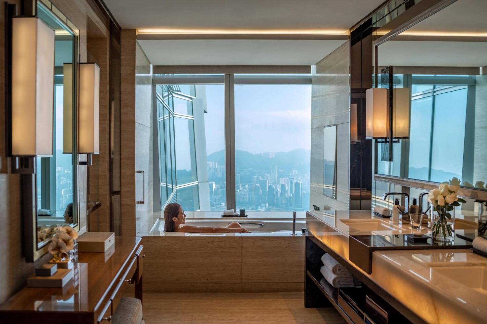 Premier Executive Suite King Bed Club Lounge Access