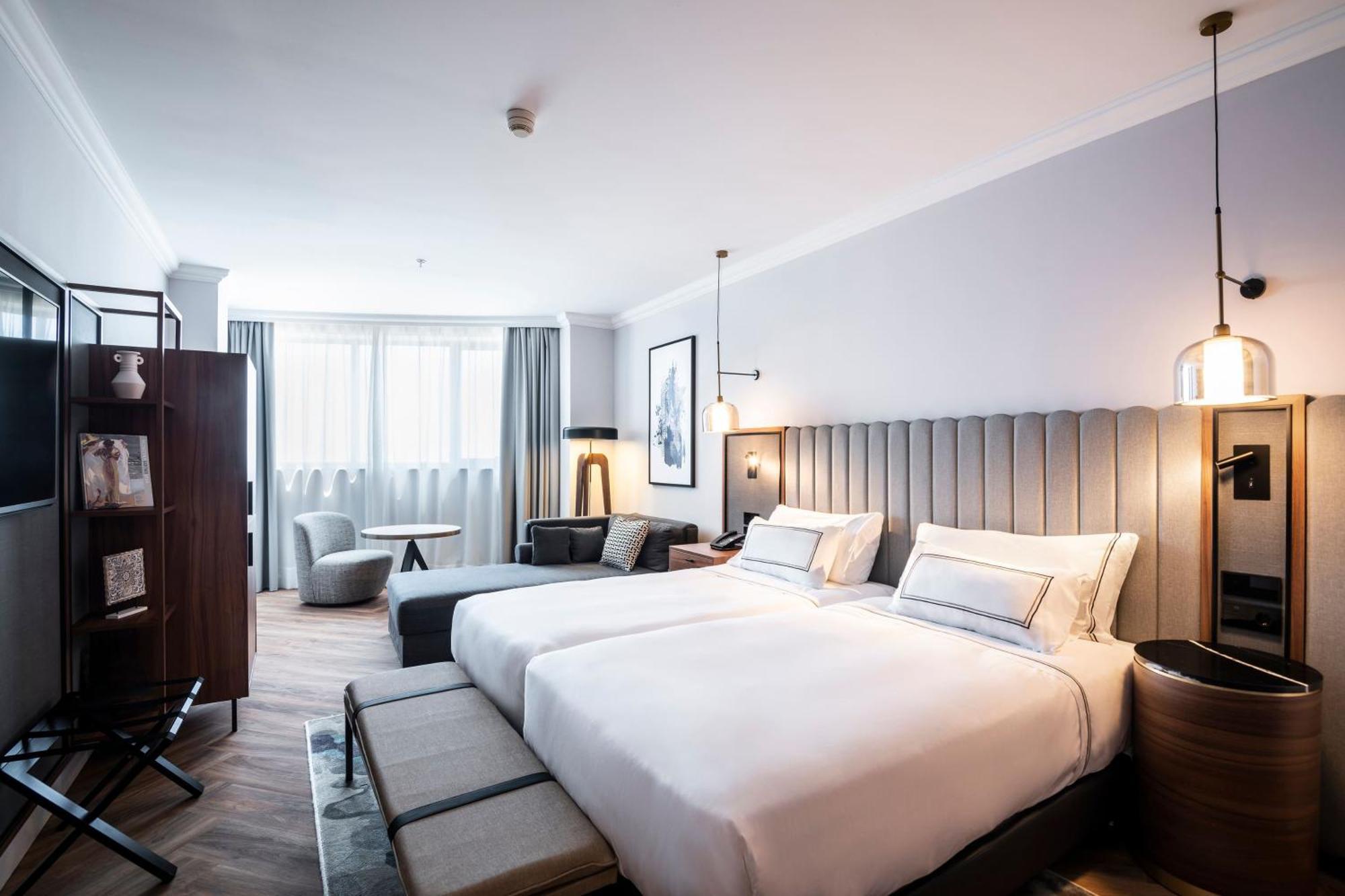 Supreme Connecting Room