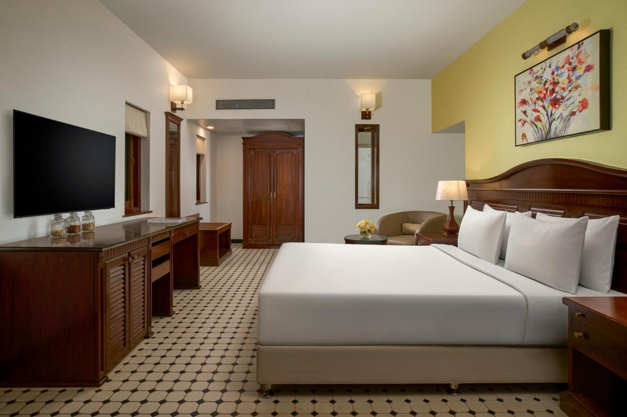 Executive Villa with King Bed and Pool View - 4 pints of beer bucket per stay, 10% Discount on Food & Beverages, Laundry and SPA