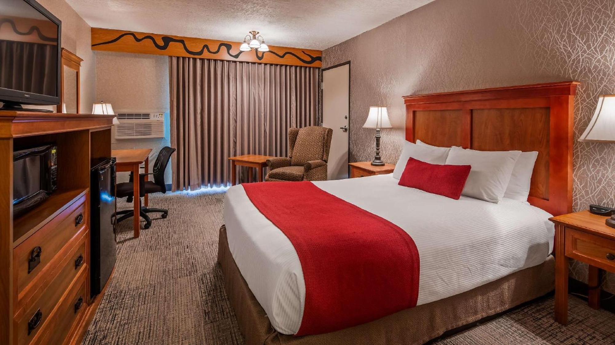 Queen Room with Bath Tub and Balcony - View/Disability Access/Non-Smoking