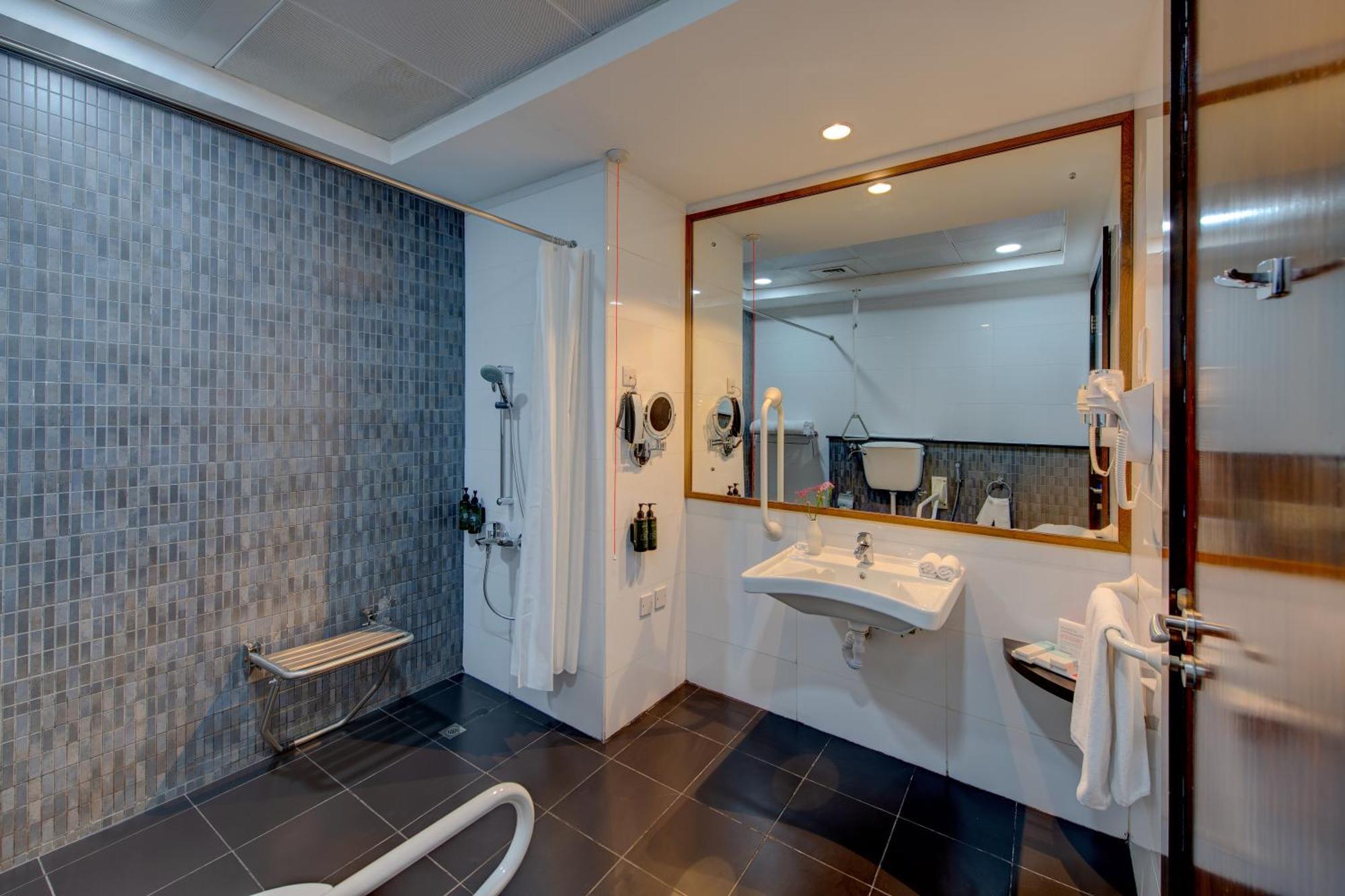 King Room Roll Shower Mobility or Hearing Accessible Non-Smoking,1774498453:JPEG