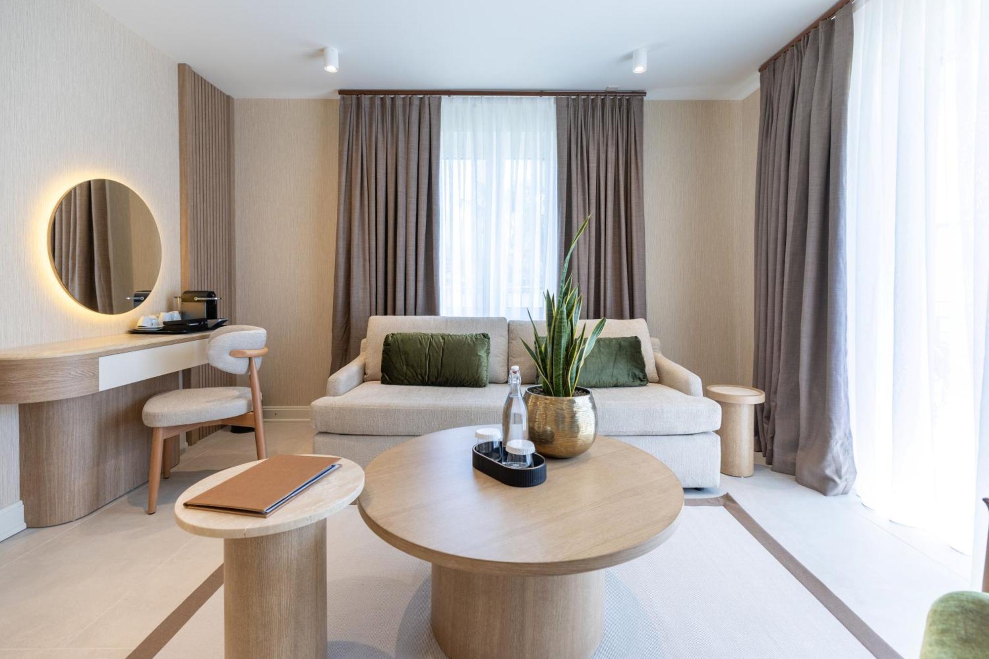 Suite Balcony Spa Access