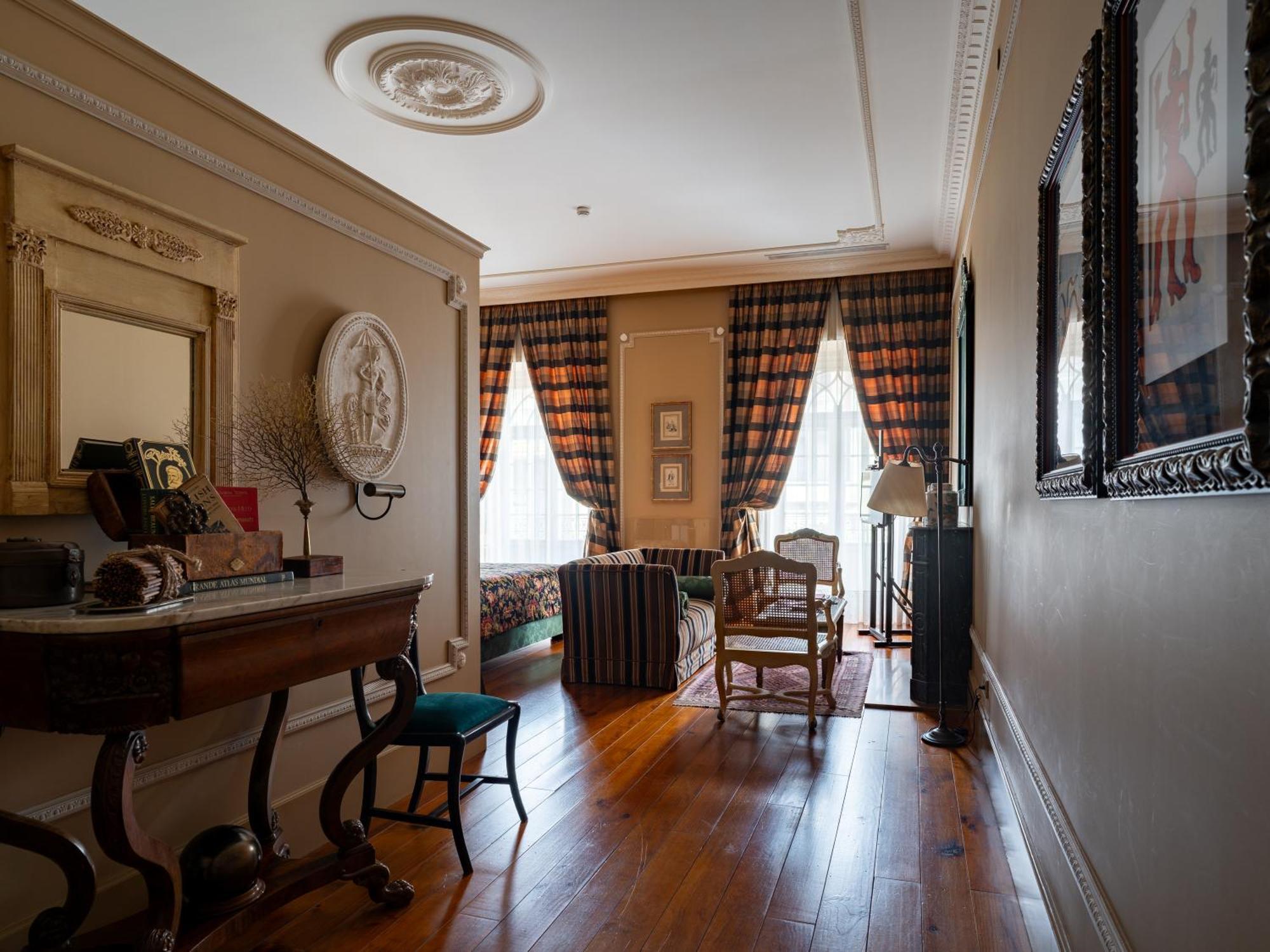 Suite with Balcony and city view