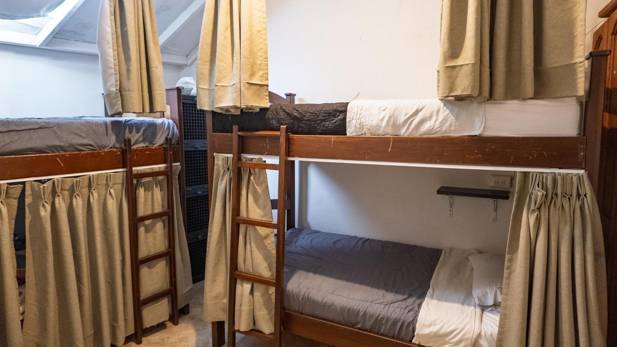 Cama en habitación compartida con 4 camas