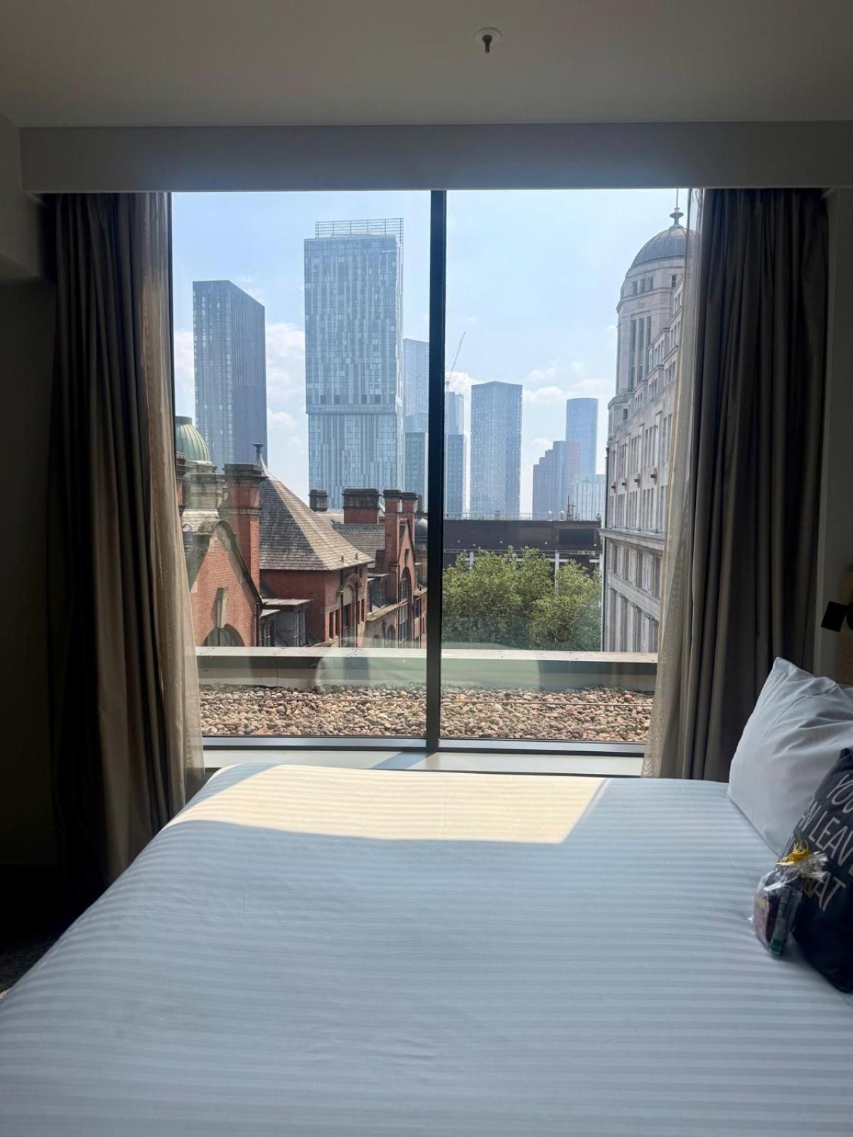 Habitación con cama extragrande y vistas a la ciudad