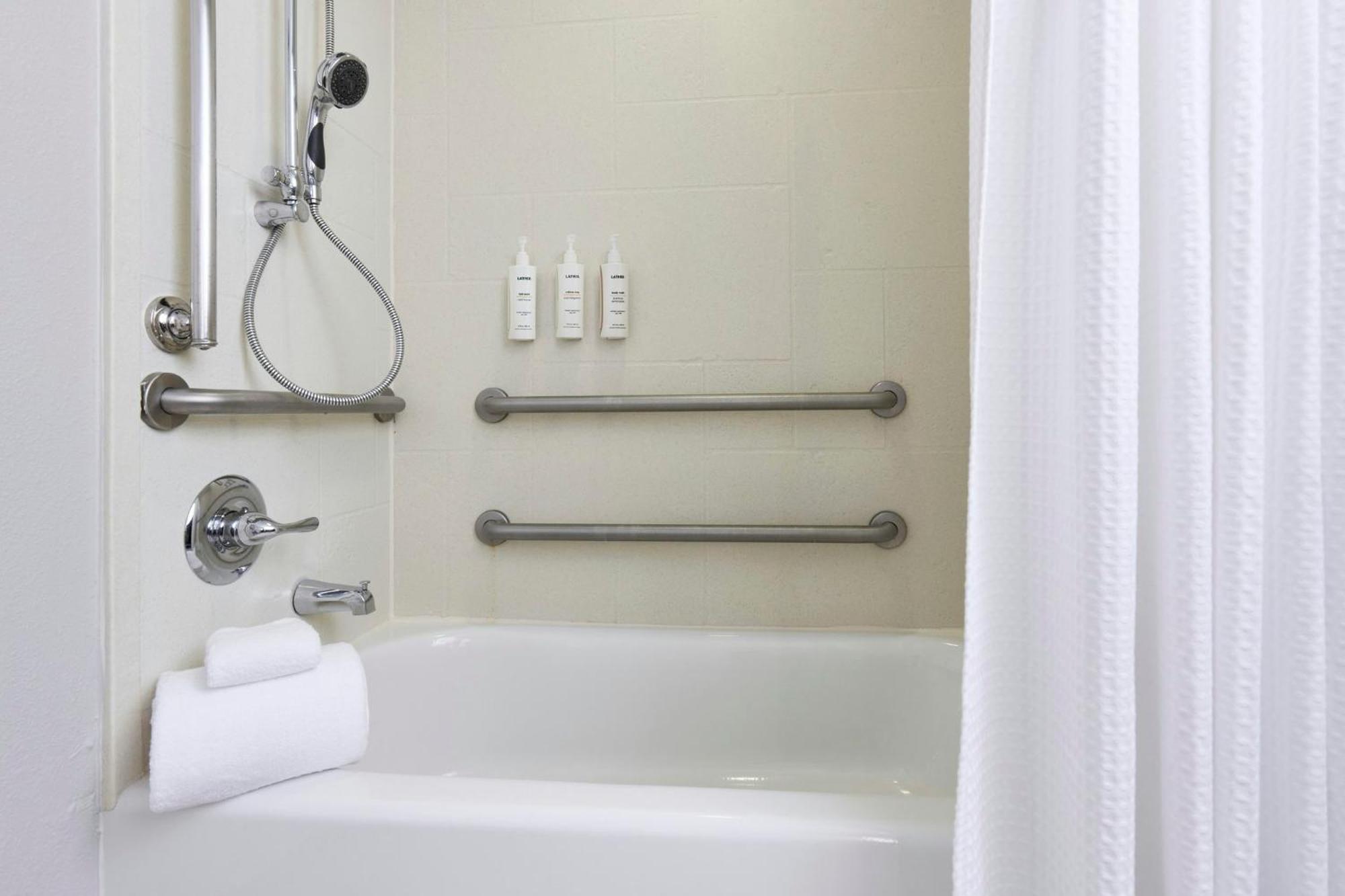 Studio King Mobility-Accessible Suite Tub