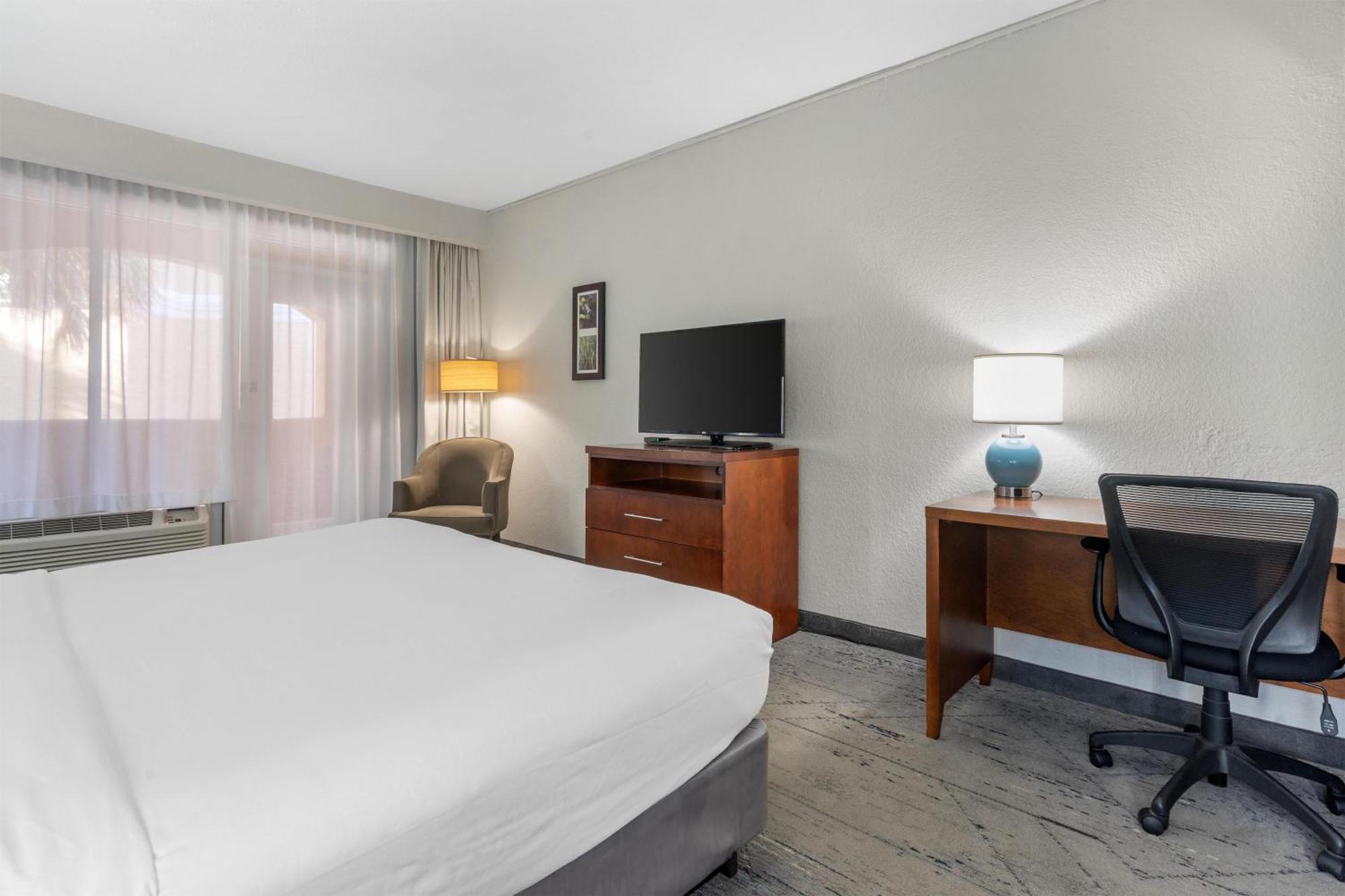 King Room with Balcony - Non-Smoking