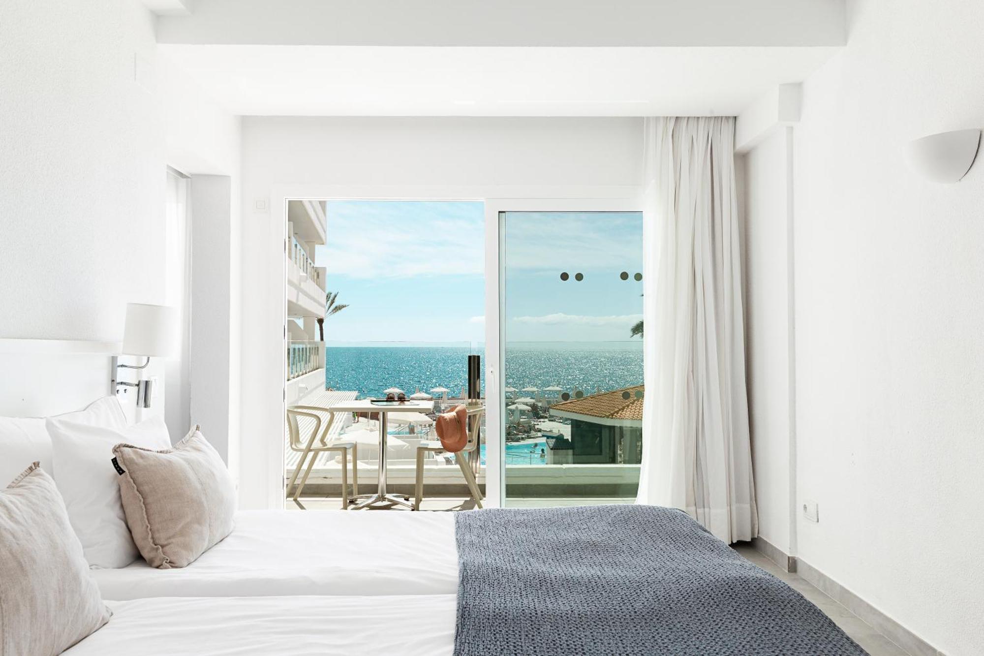 Two-Bedroom Apartment Balcony Sea View