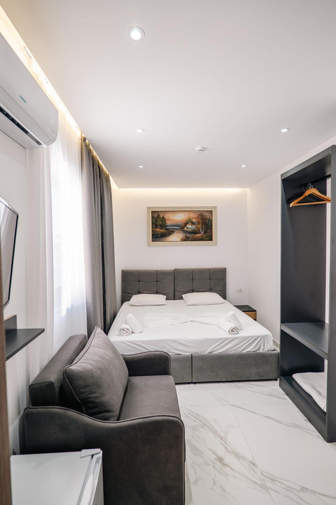 Doppel-/Zweibettzimmer mit seitlichem Meerblick