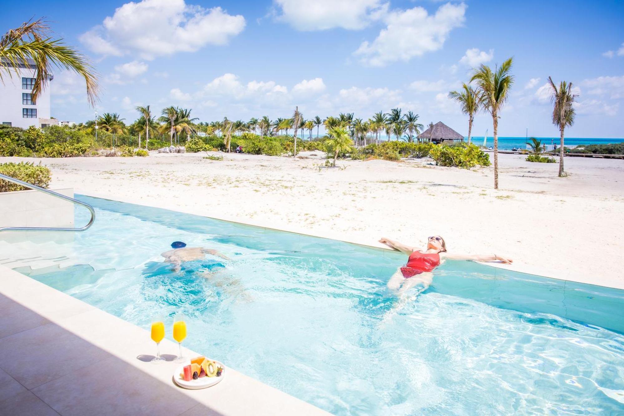 Mirage Club Swim Up Suite Oceanfront Outdoor Jacuzzi 18