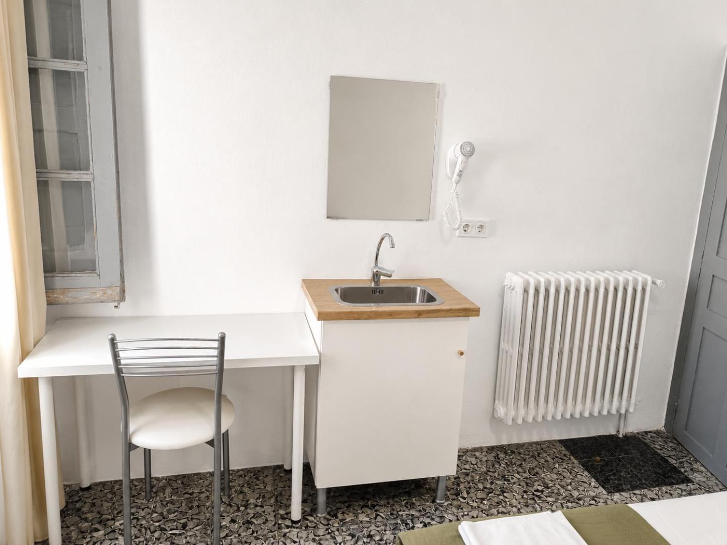 Habitación Triple Básica con baño compartido
