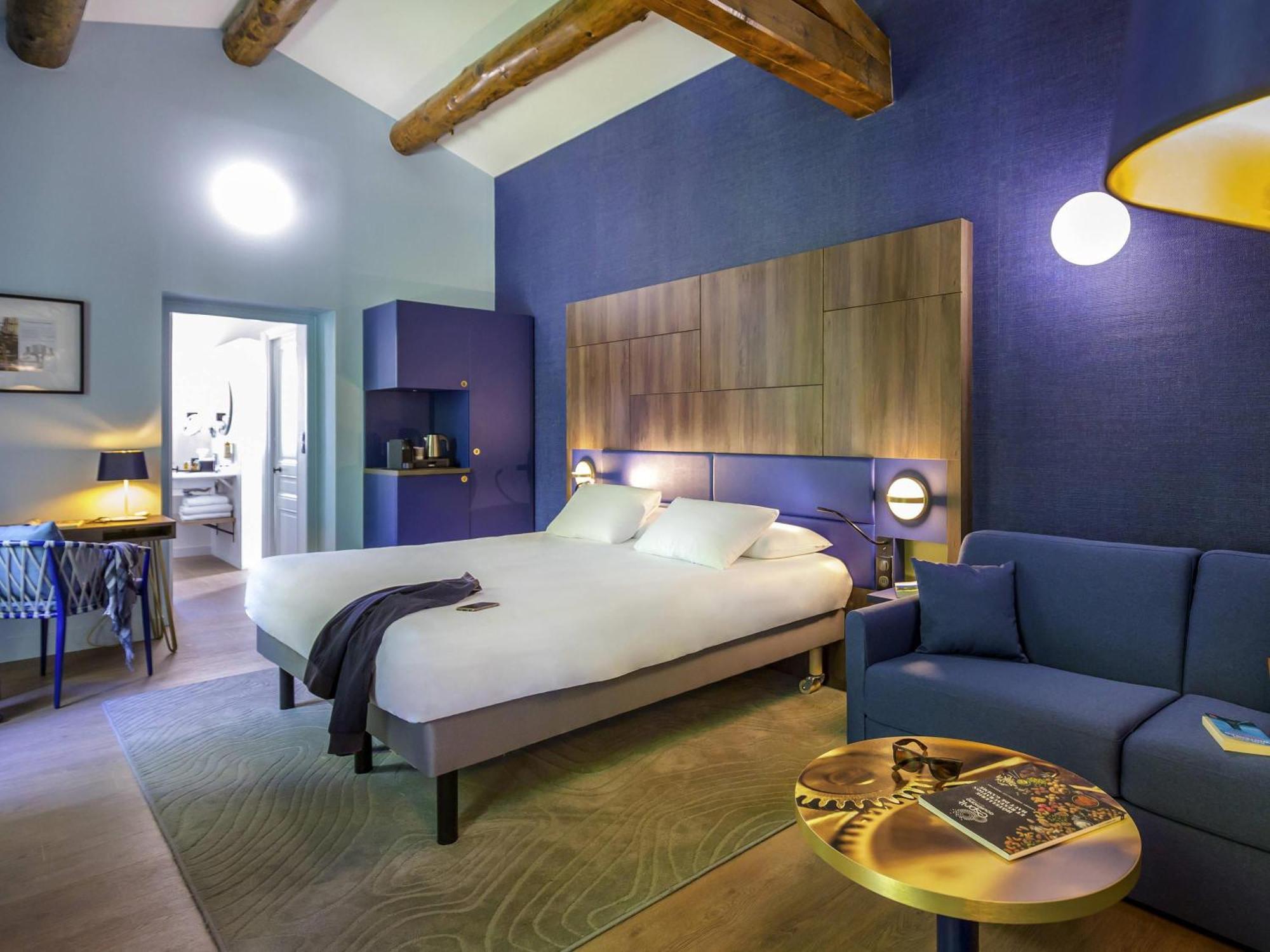 Junior suite, 1 double bed and 1 sofa bed for 2 people with Garden View