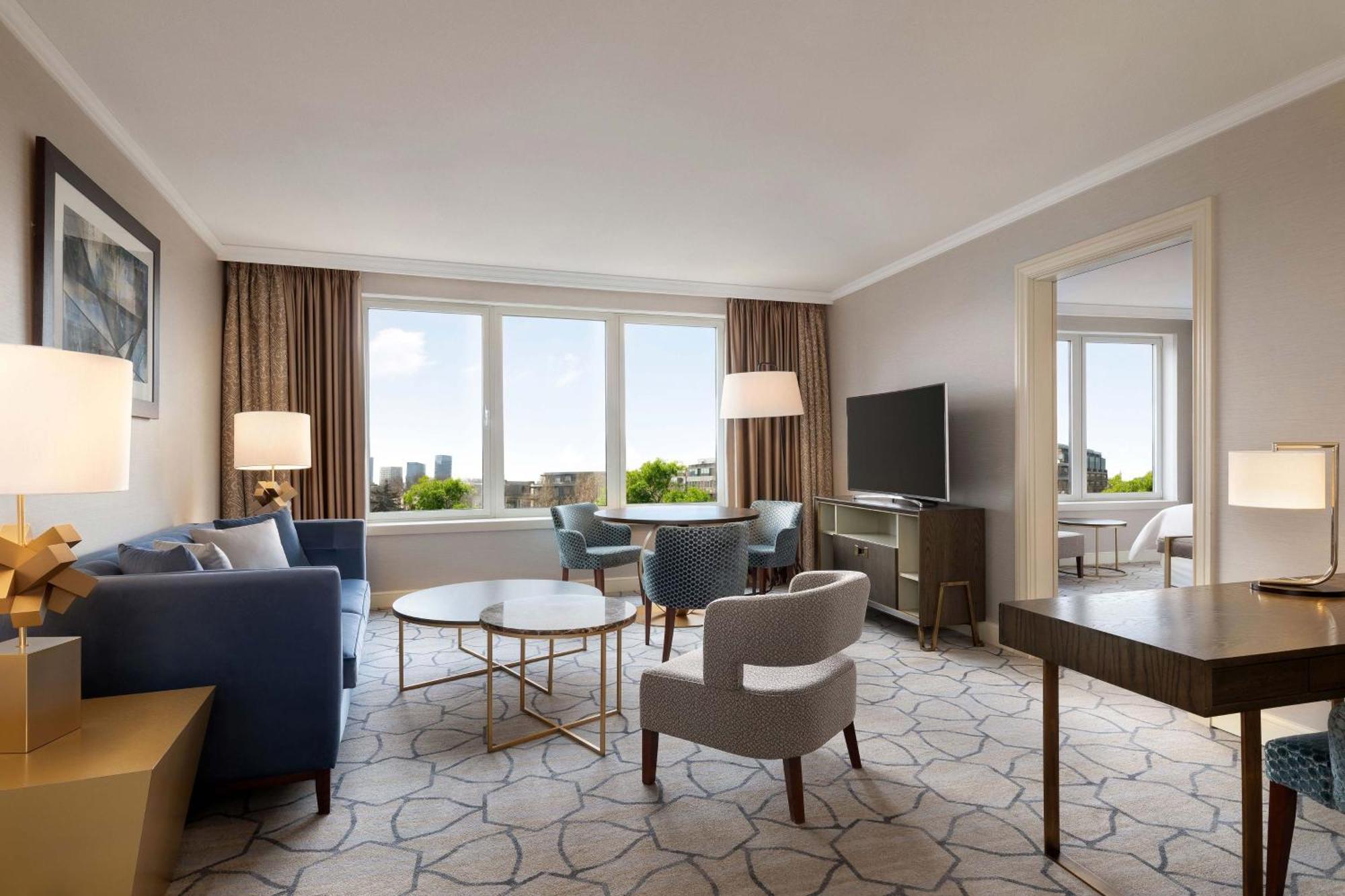 Deluxe Tek Yatak Odalı Süit - Daha Geniş + Club Lounge Erişimi