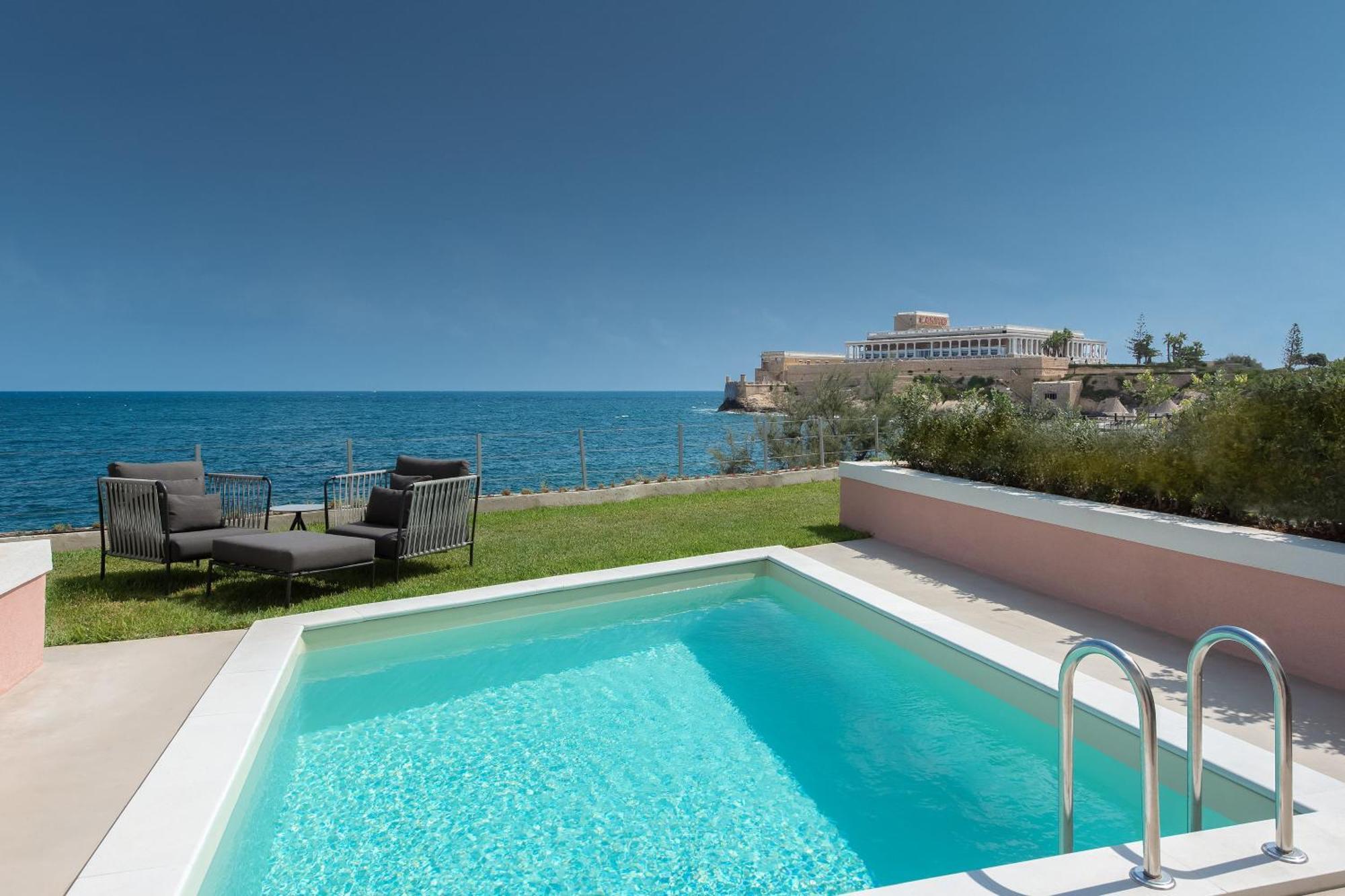 Luxury Infinity Bay Suite with Sea View and Private Pool