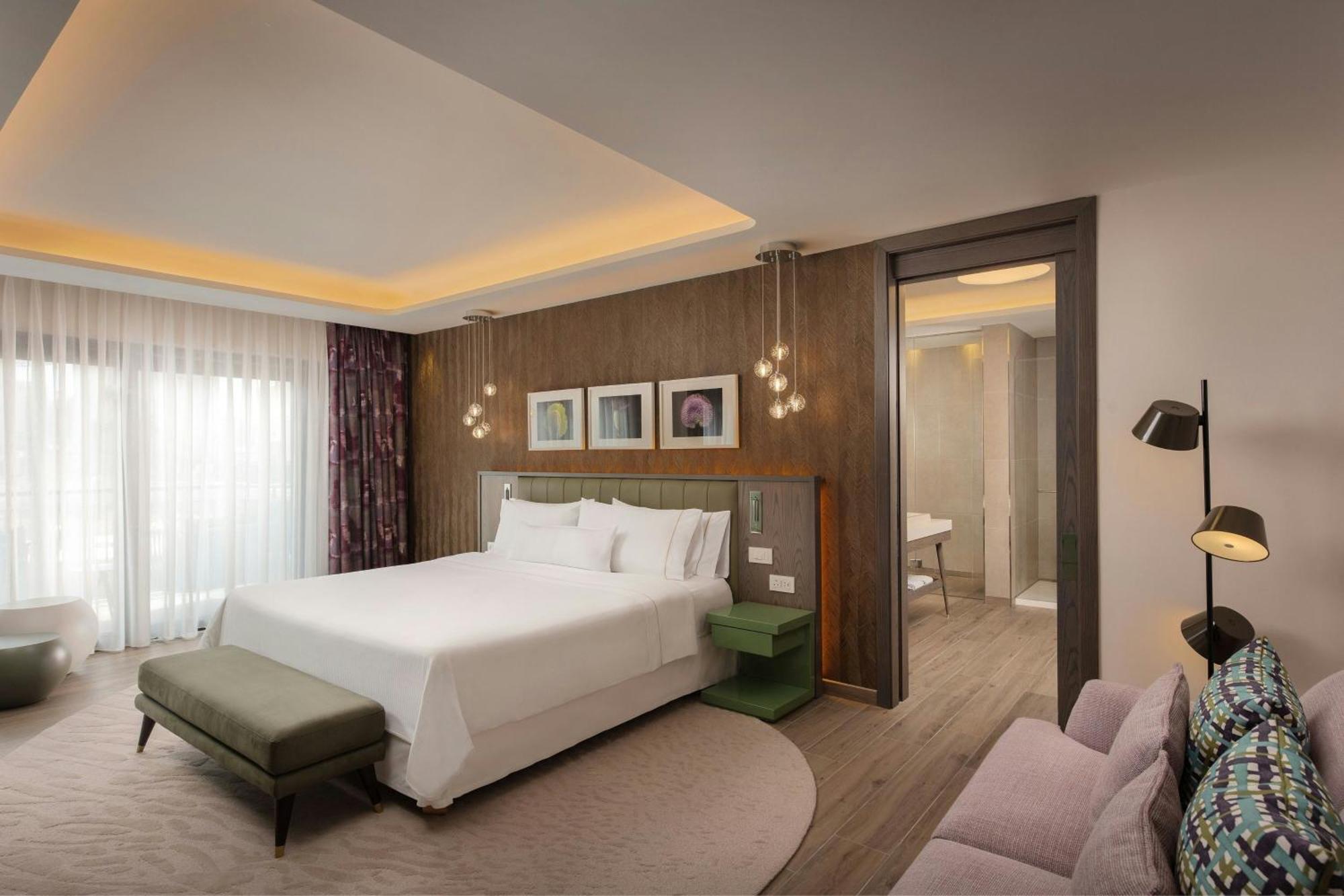 Executive Suite, 1 King Bed, Garden View
