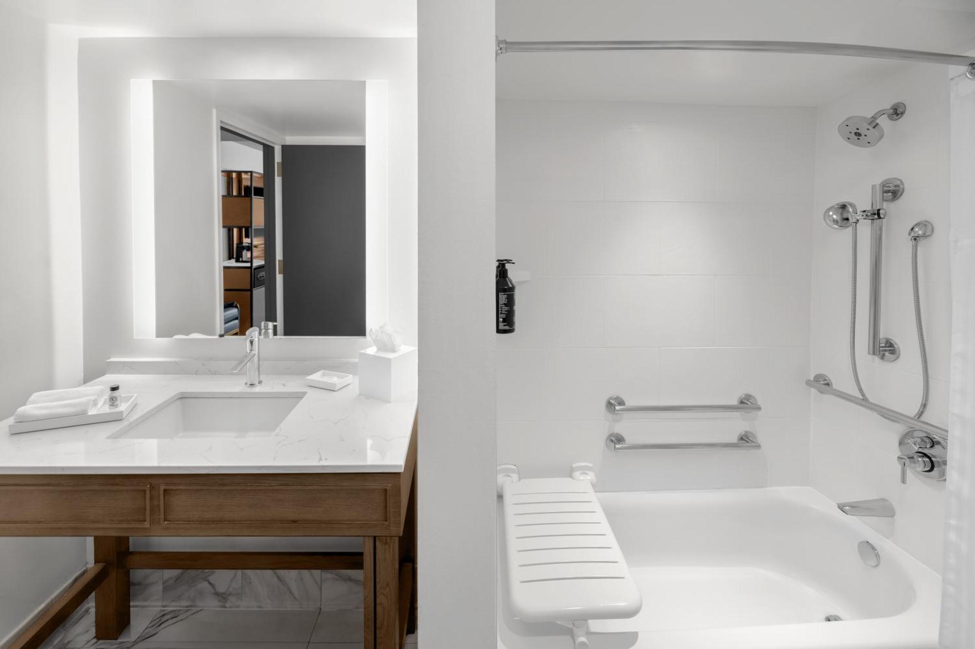 Deluxe King Room City View Transfer Shower Mobility Hearing Accessible
