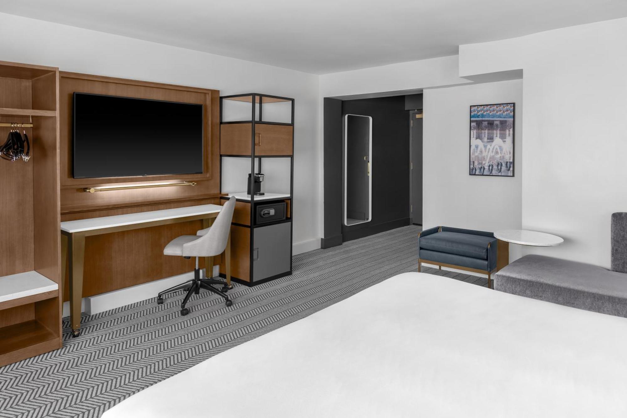 Deluxe King Room City View Hearing Accessible