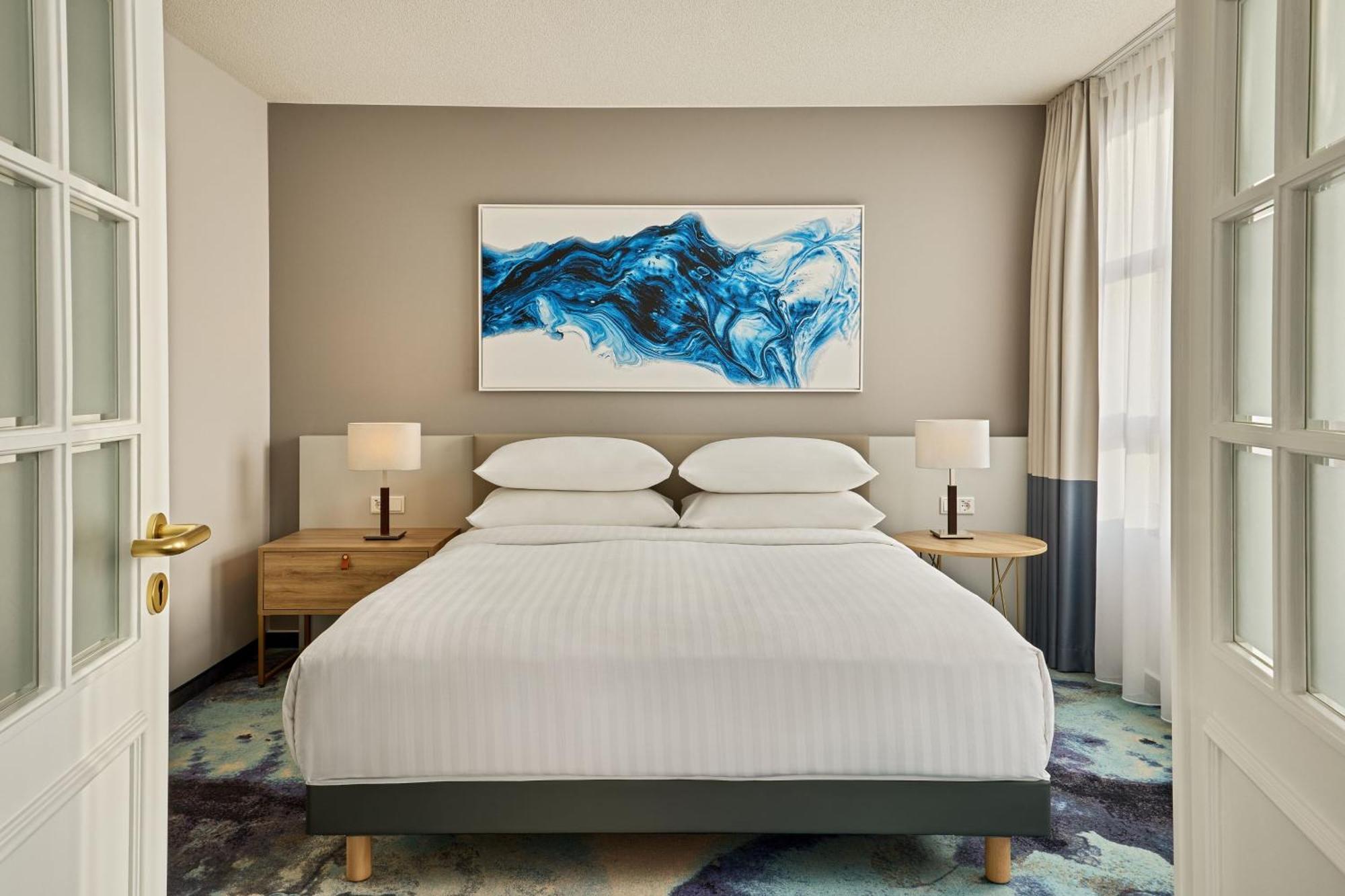 Suite Junior con cama extragrande y sofá cama - Acceso al salón